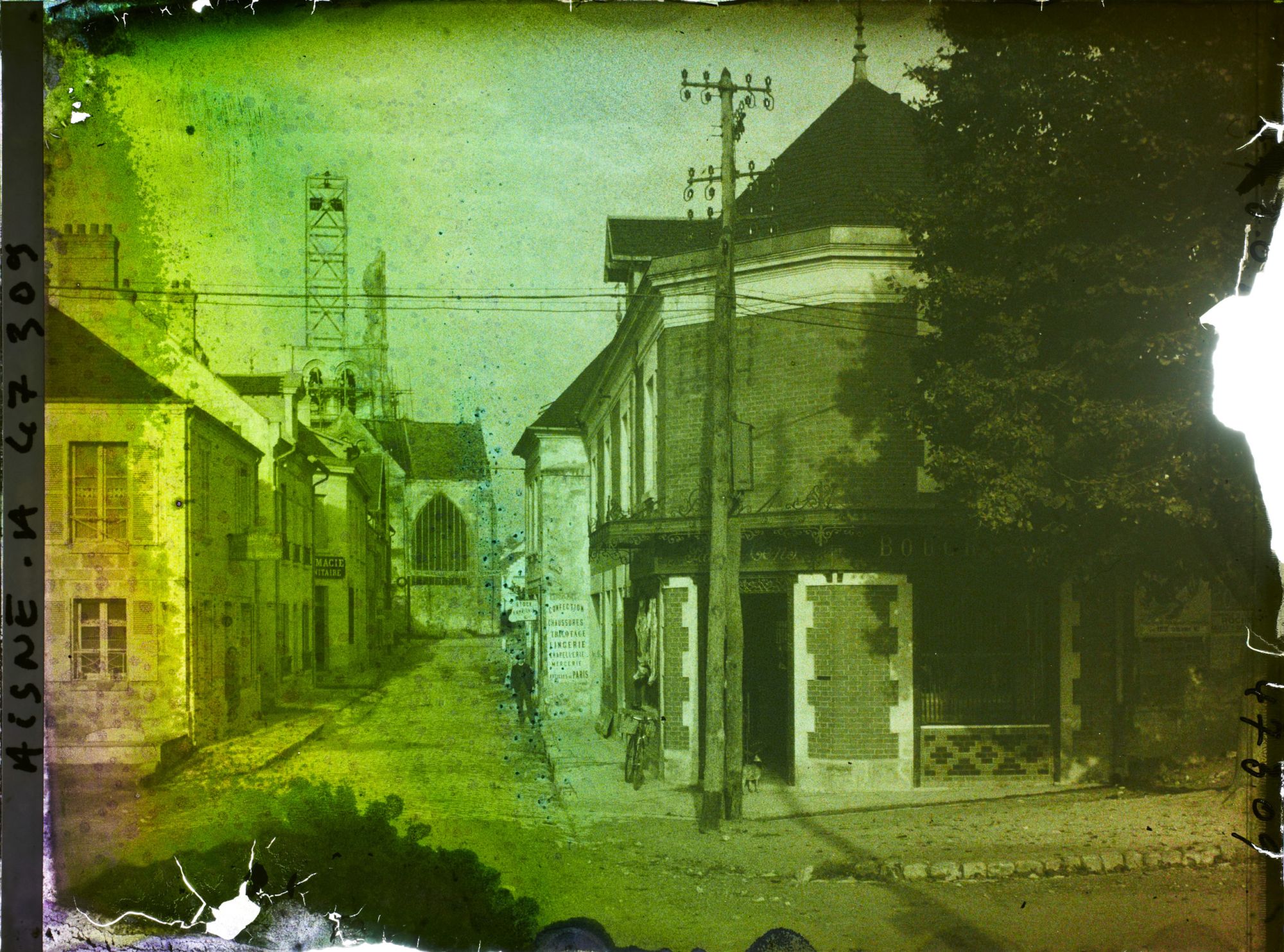 Image représentant France, Vailly, Une rue et vue vers Abside de l'Eglise