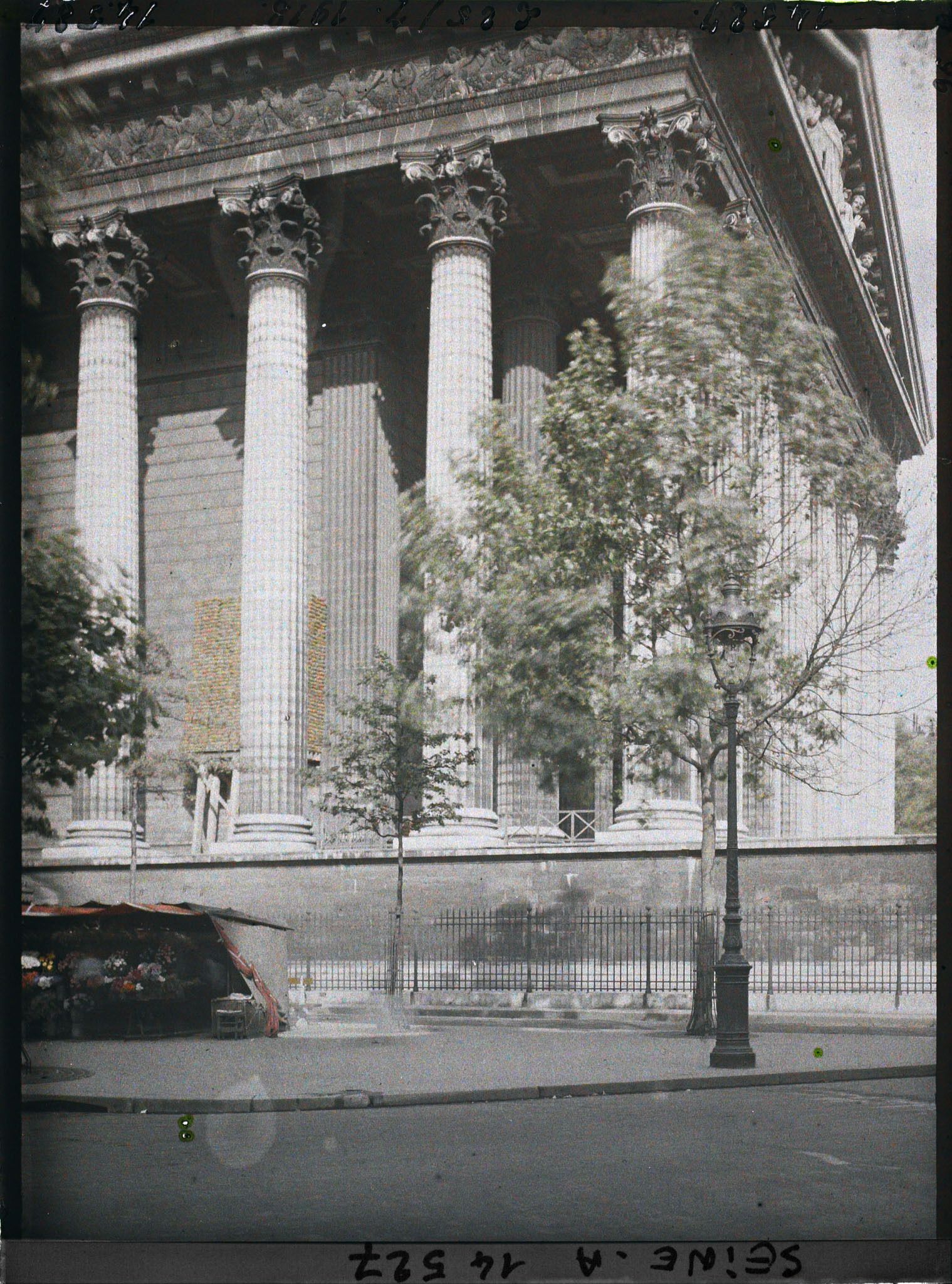 Image représentant L'église de la Madeleine, une statue de saint protégée contre les bombardements