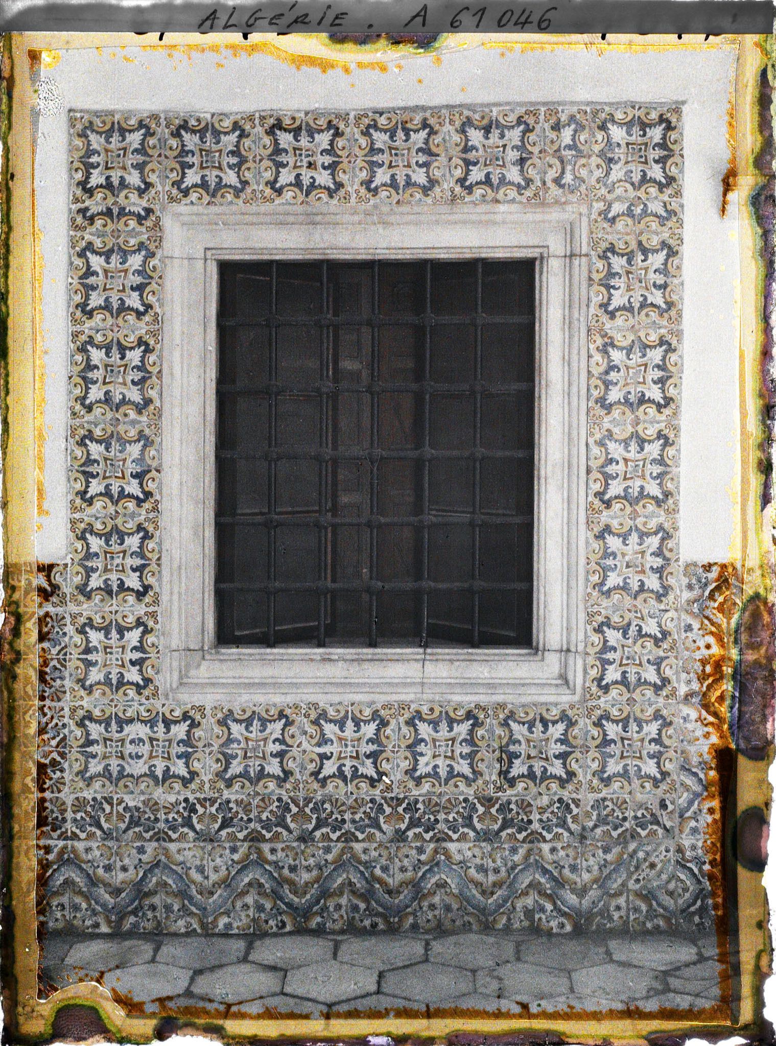 Image représentant Fenêtre entourée de faïences italiennes du patio de la Bibliothèque nationale (Dar Mustapha Pacha)