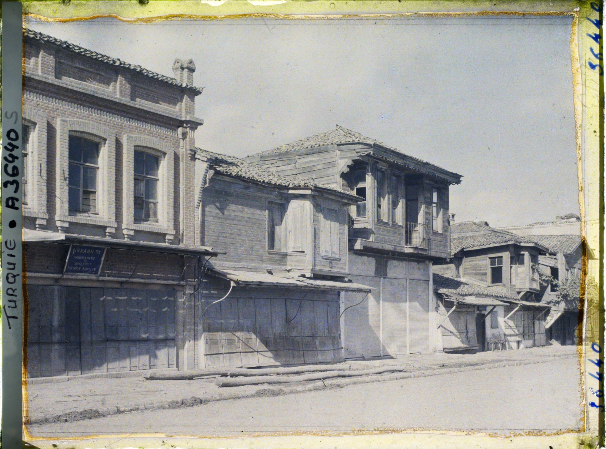 Image représentant Une rue dont les maisons ont été évacuées.