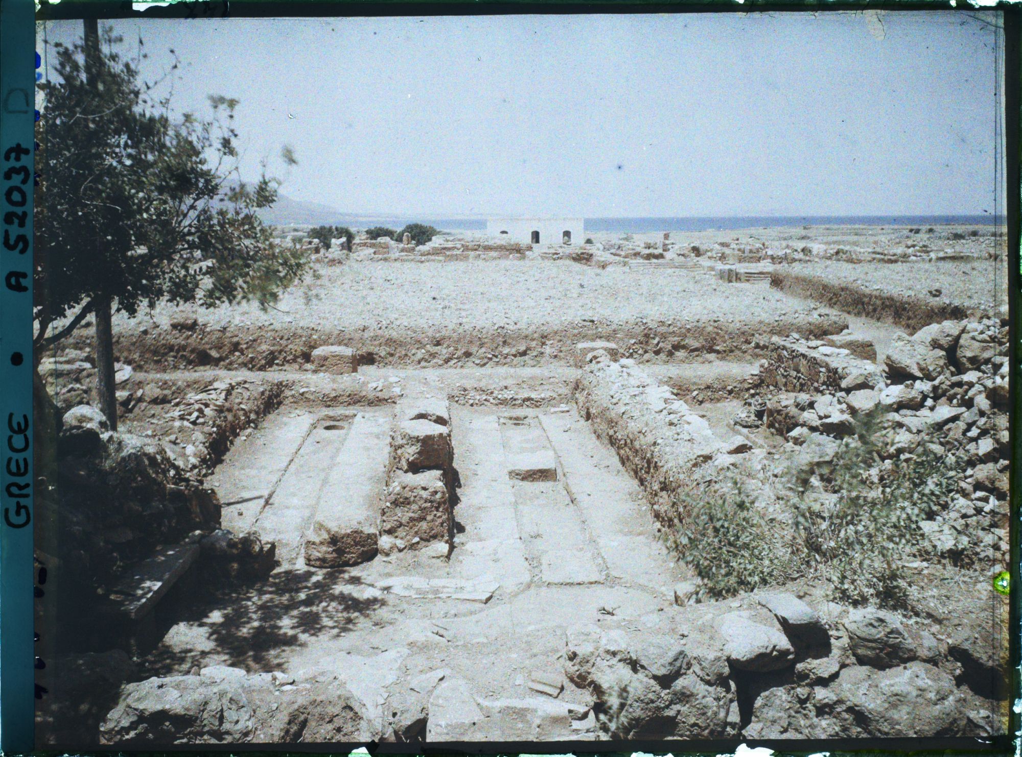 Image représentant Magasins est (à l'est de la cour centrale). Au fond, la baie de Mallia