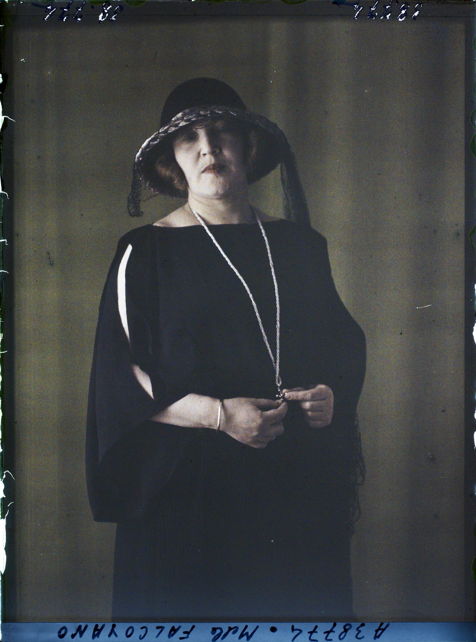 Image représentant https://musee-albert-kahn.s-museum.fr/home/NWQ2OTAwYzNmYjZlZTk1ZWQwODJmMjY4L2dlbmVyaWMtbm90aWNlLXRhYi9hdXRob3JpdHkvNjE3YTc5ZjVjZjhiODk2OGIzMzM3ZDIx/5d6900c3fb6ee95ed082f268/generic-notice-tab/authority/617a79ebcf8b8968b3336cb0 Mademoiselle Falcoyano