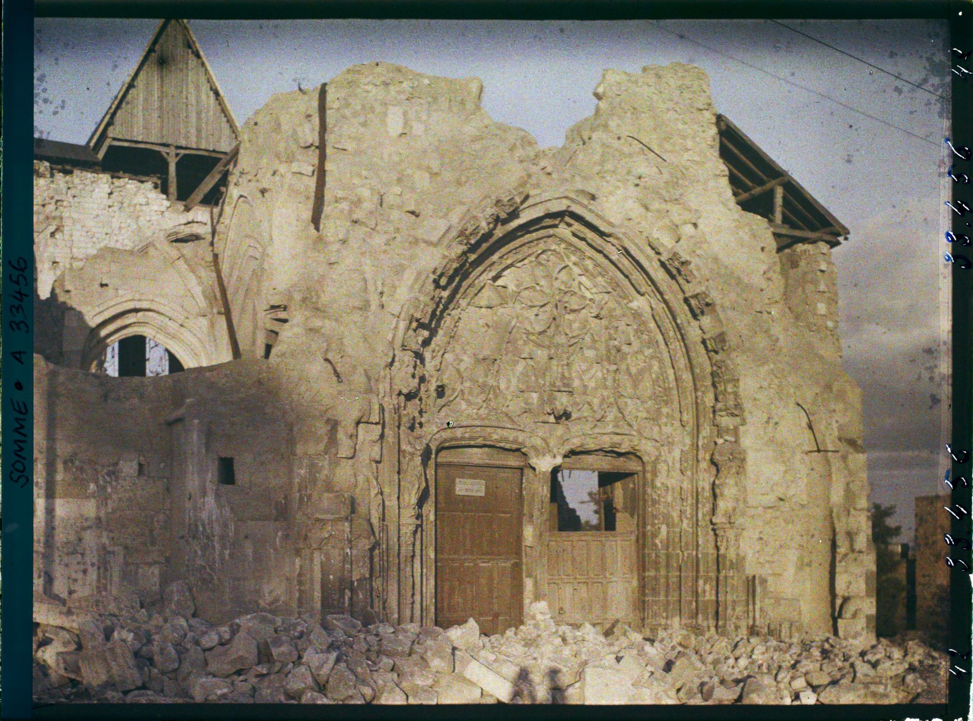 Image représentant France, Montdidier, L'Eglise près de la Mairie