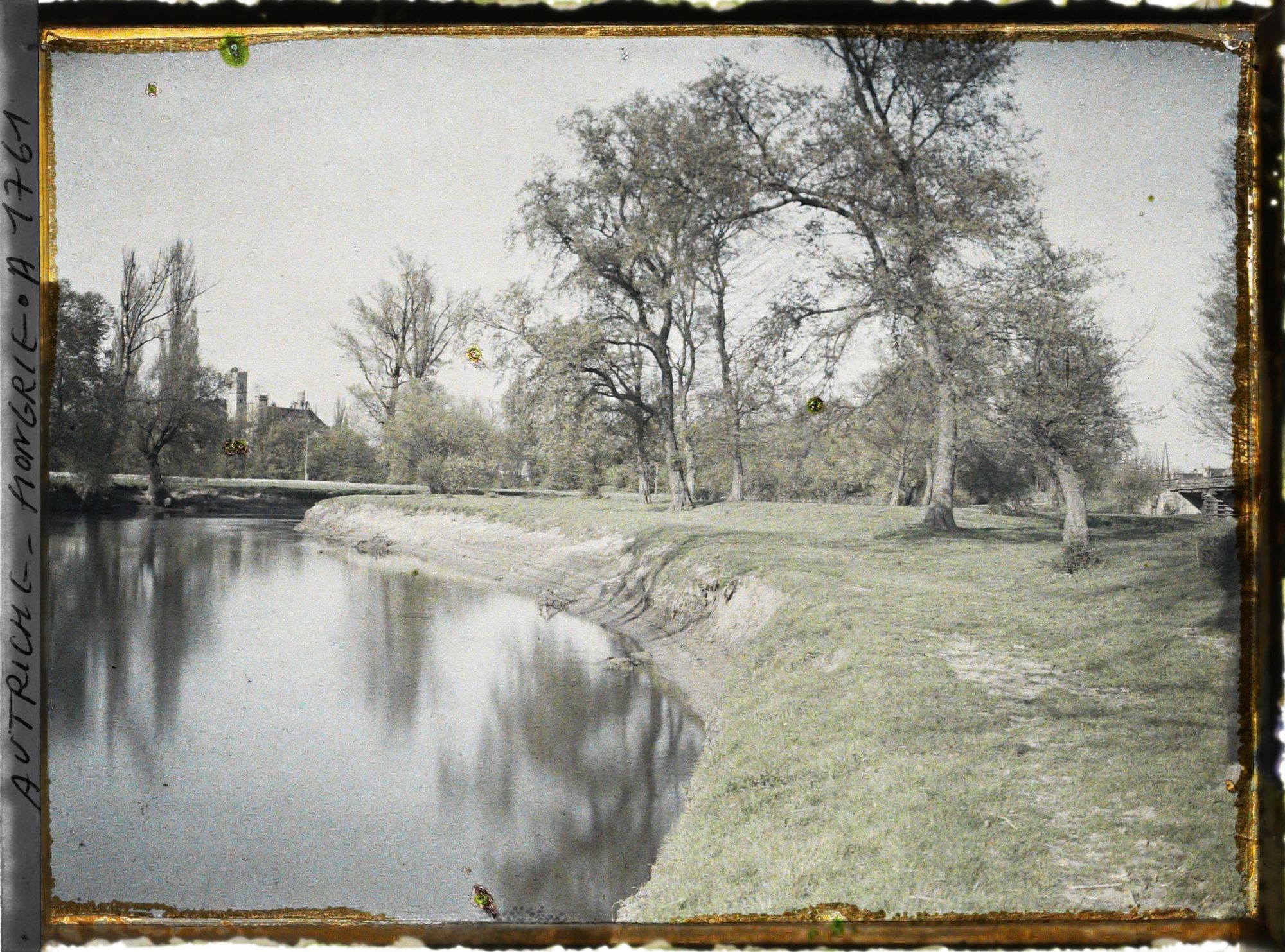 Image représentant Autriche Hongrie, Environs Lundenbourg, Le Chateau de Lundenbourg avec la rivière au 1er plan