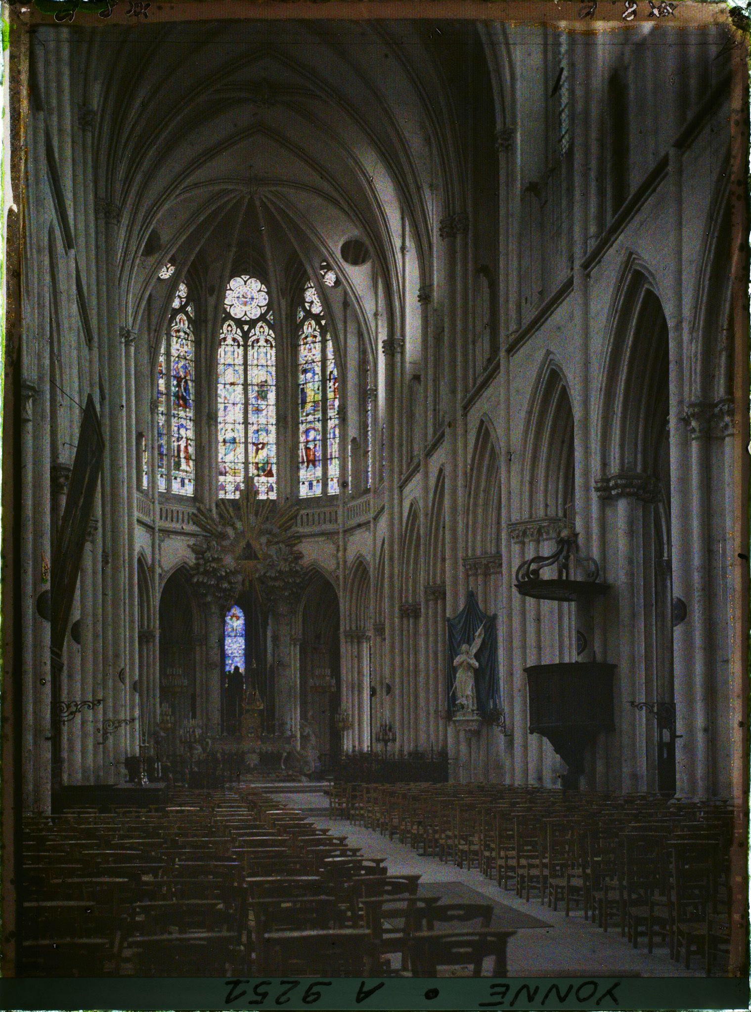Image représentant La nef de l'église Notre-Dame de l'Assomption