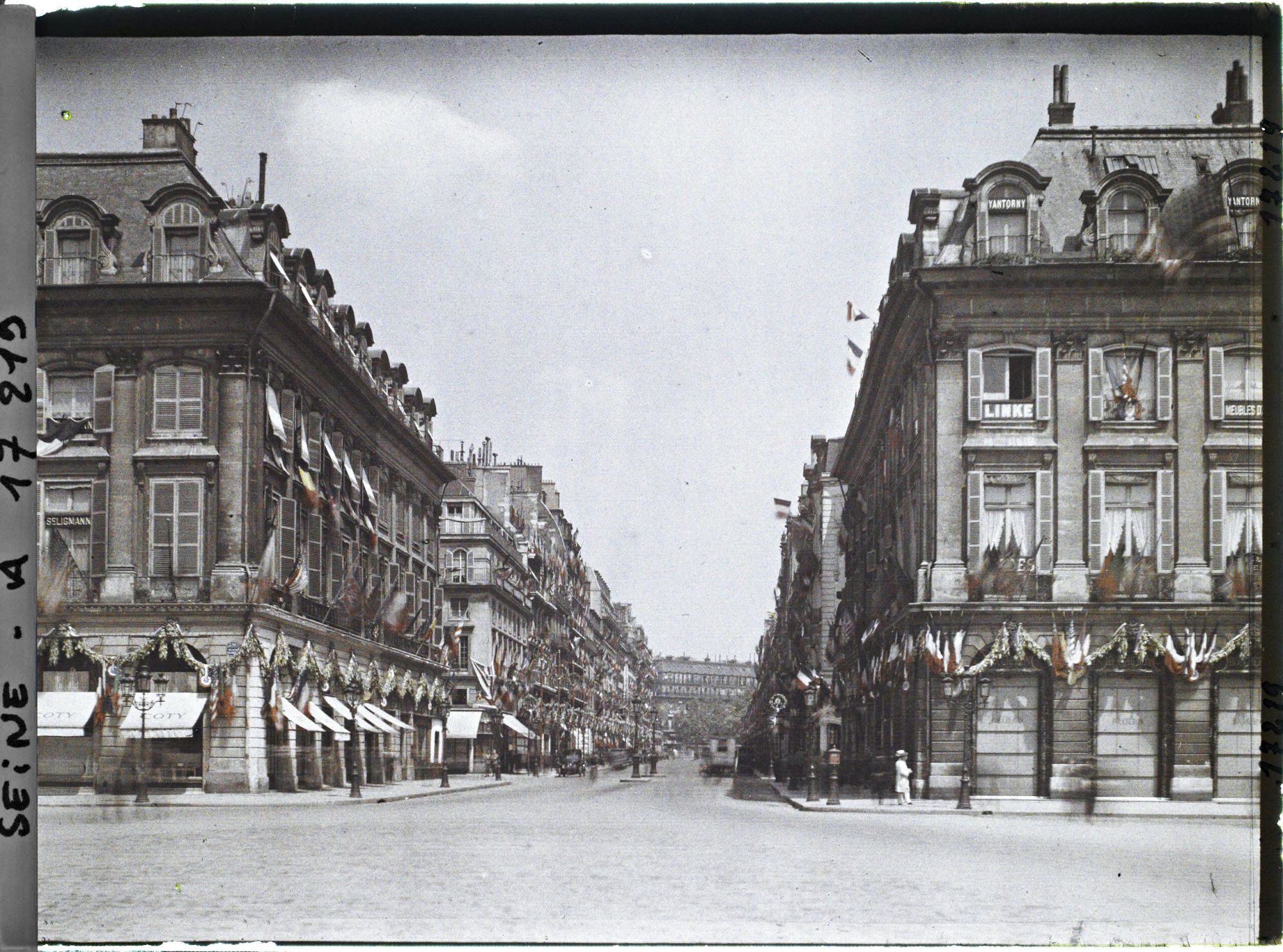 Image représentant La rue de la Paix décorée des drapeaux alliés pour les fêtes de la Victoire des 13 et 14 juillet 1919, prise de la place Vendôme