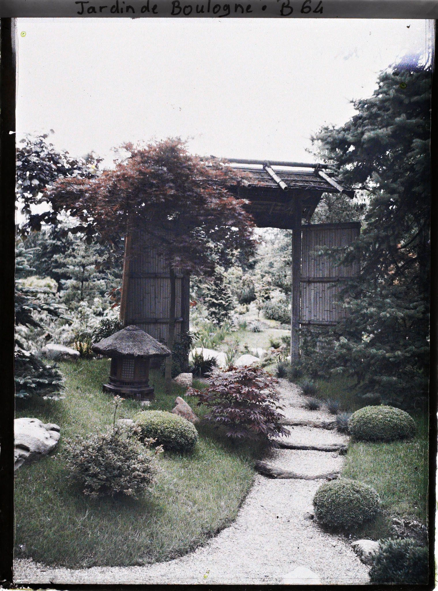Image représentant Arbustes taillés devant la porte du " village japonais " ouvrant sur le " sanctuaire japonais "