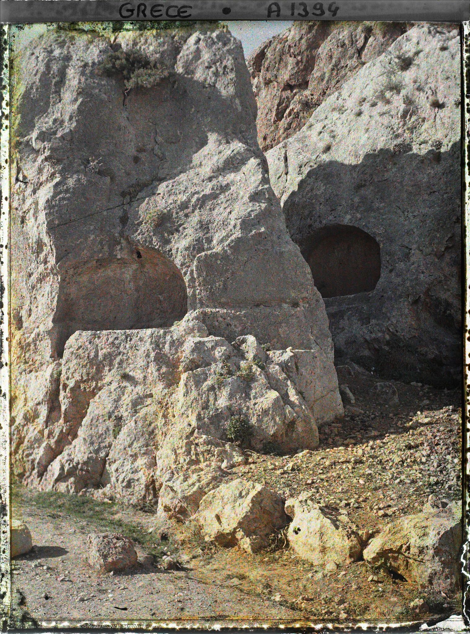 Image représentant Tombeaux creusés dans le roc près du village