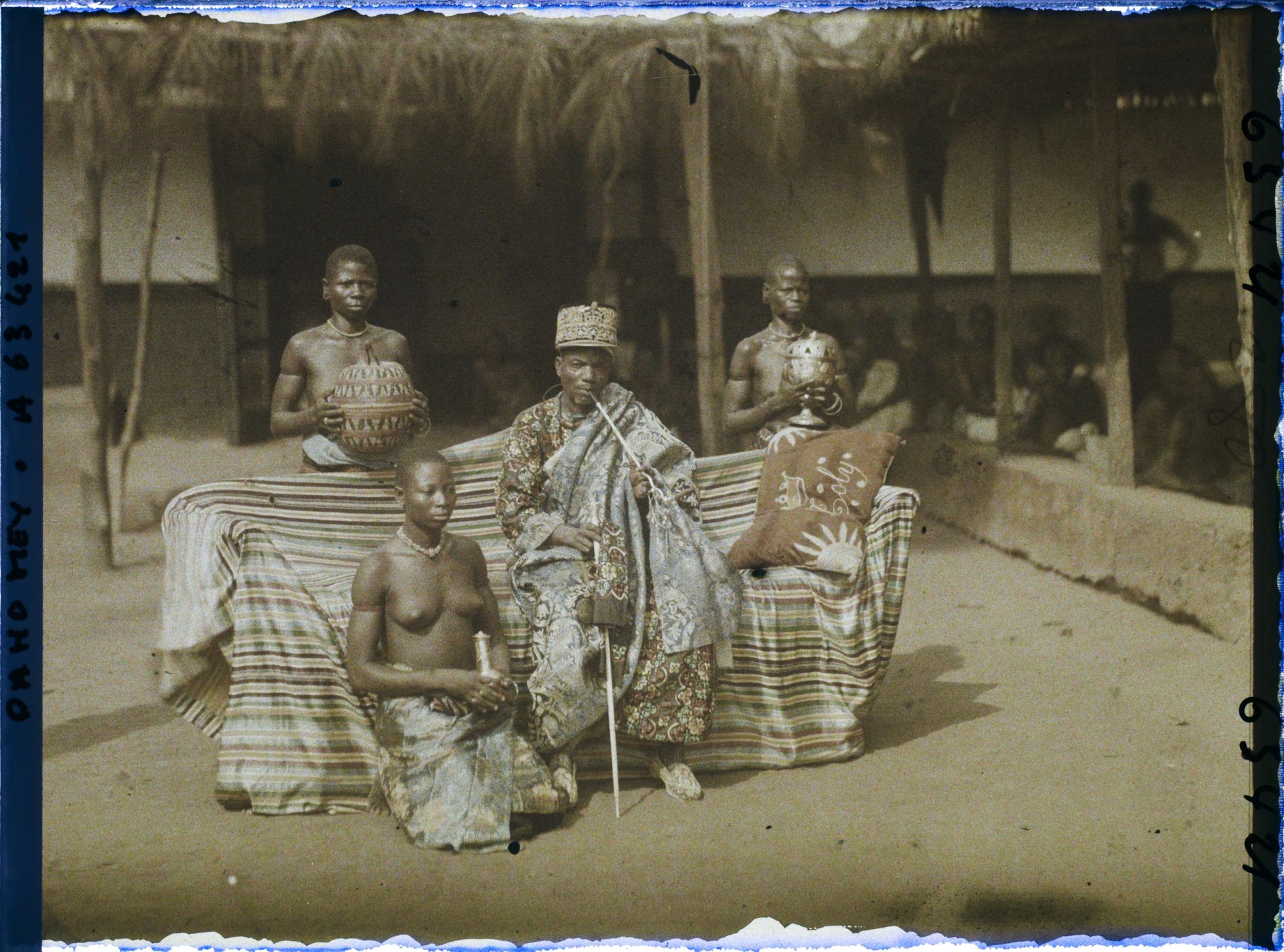 Image représentant Le roi Tôli entouré de ses femmes