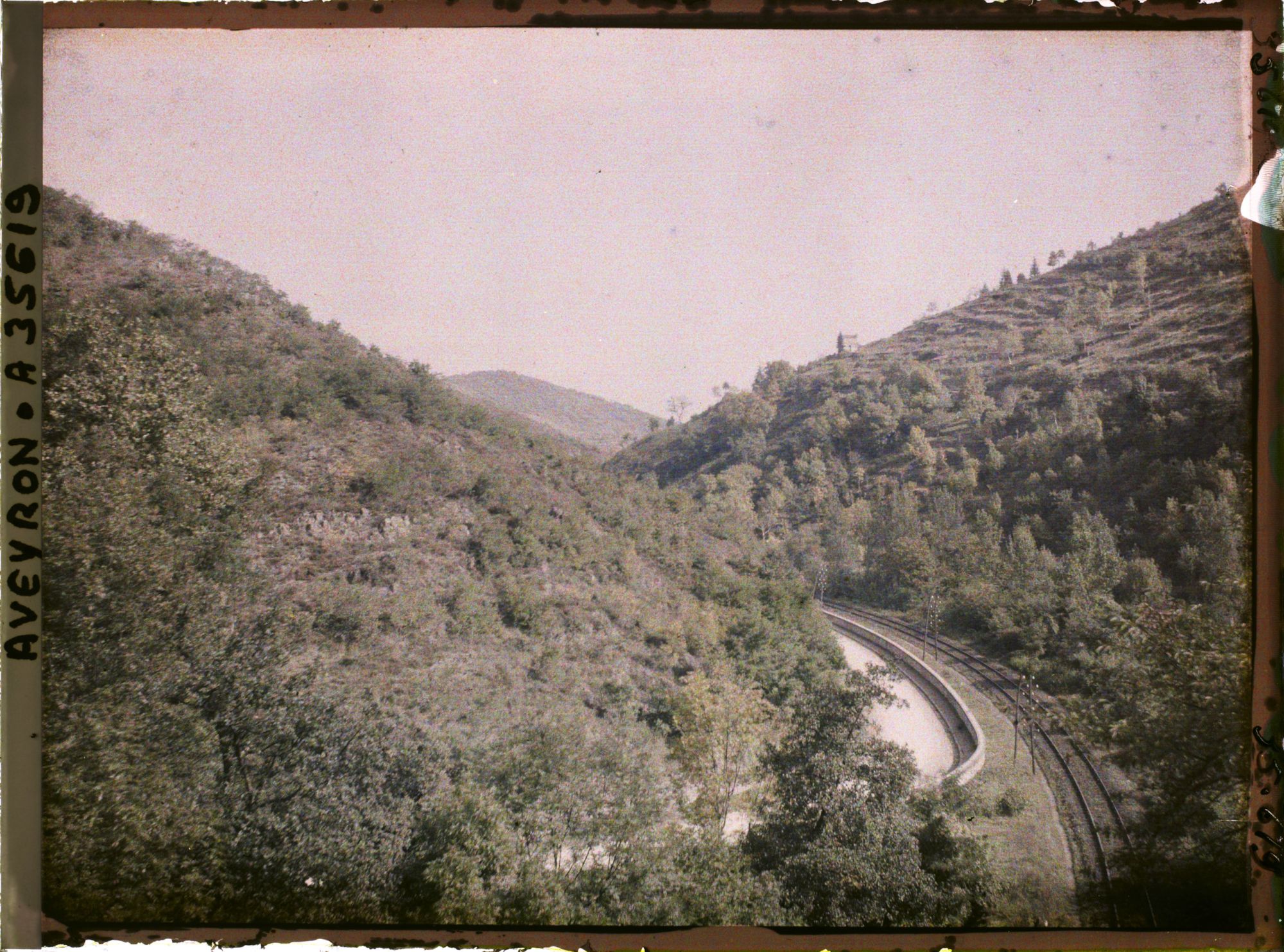 Image représentant La ligne de chemin de fer et la route de Figeac(actuelle route de Basse Farou), en sortant de la ville
