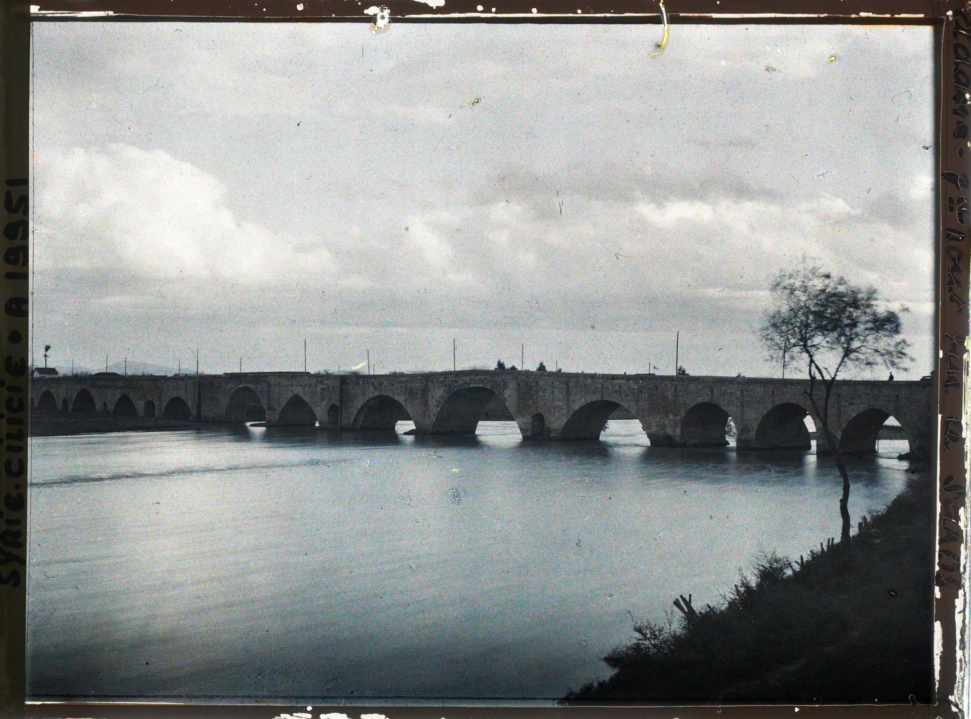 Image représentant Le grand pont, Tasköprü, sur le fleuve Seyhan