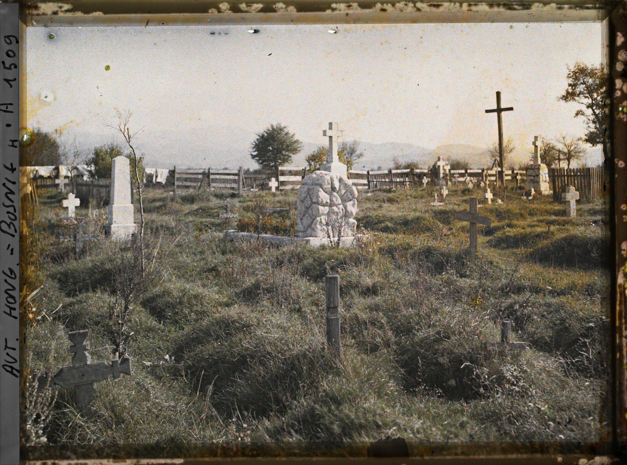 Image représentant Petit cimetière d'un village tout entier catholique