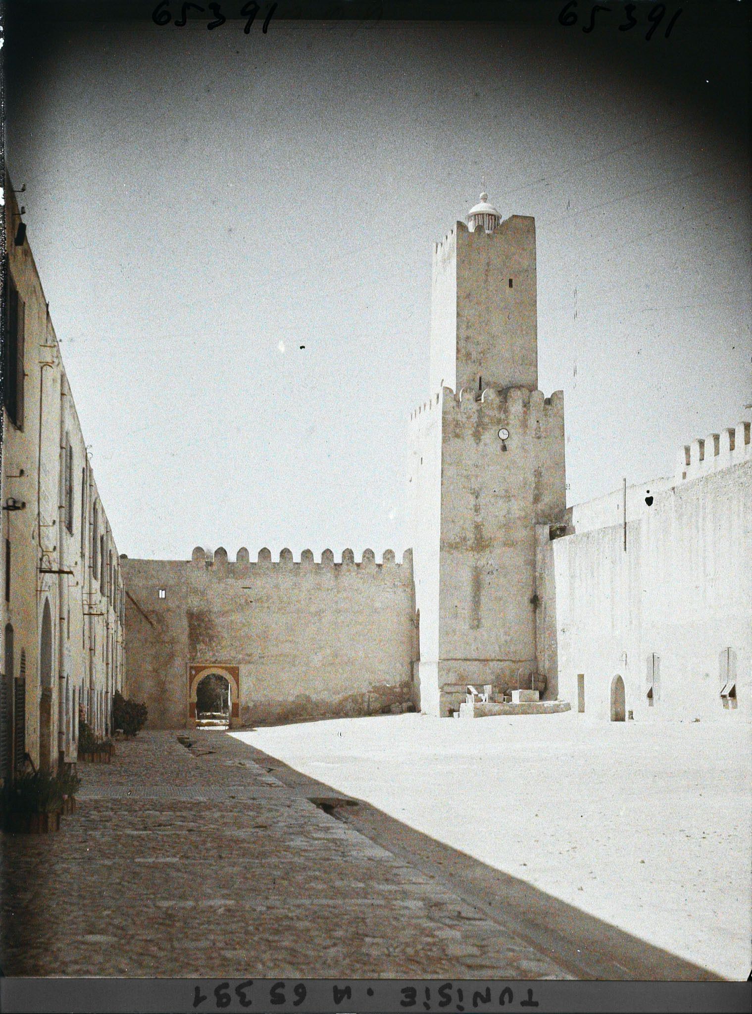 Image représentant La cour de la casbah et la tour Khalef-el-Fatah