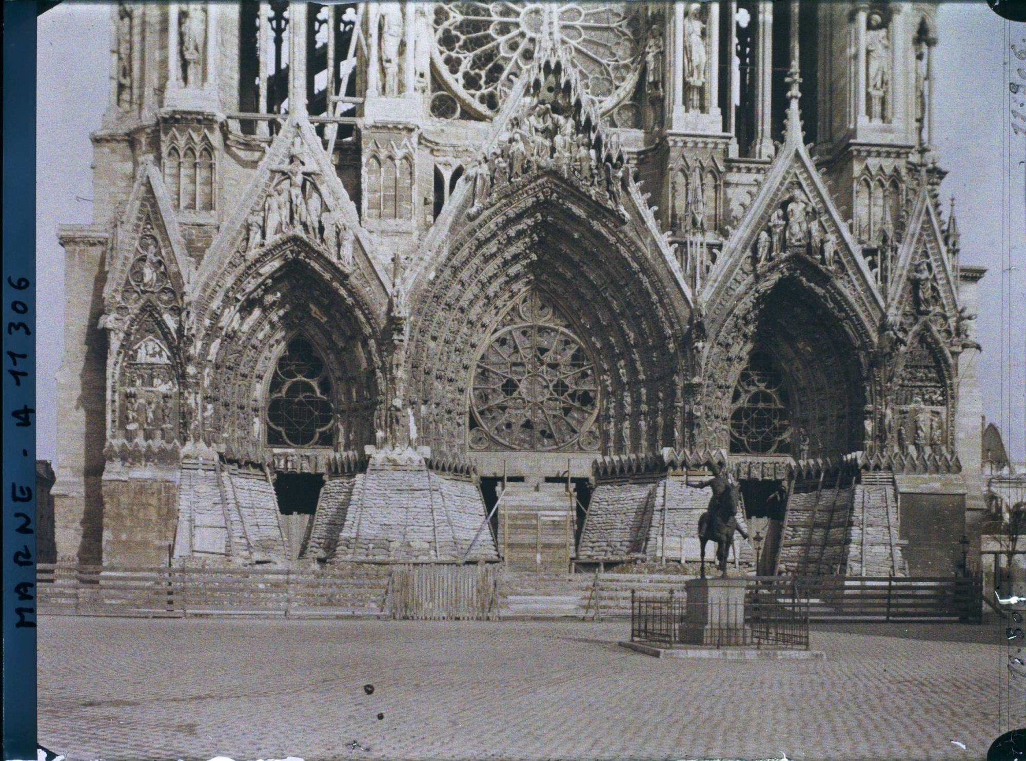 Image représentant Les trois portails de la façade occidentale et la statue de Jeanne d'Arc