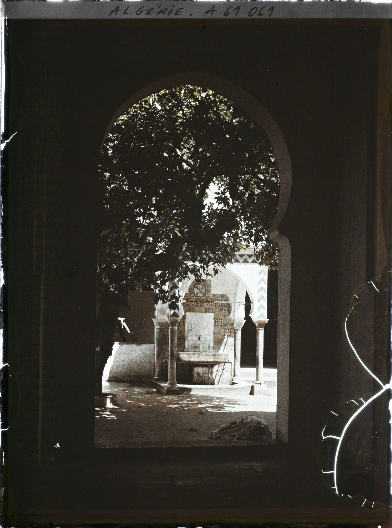 Image représentant La fontaine aux ablutions dans la cour de la grande mosquée