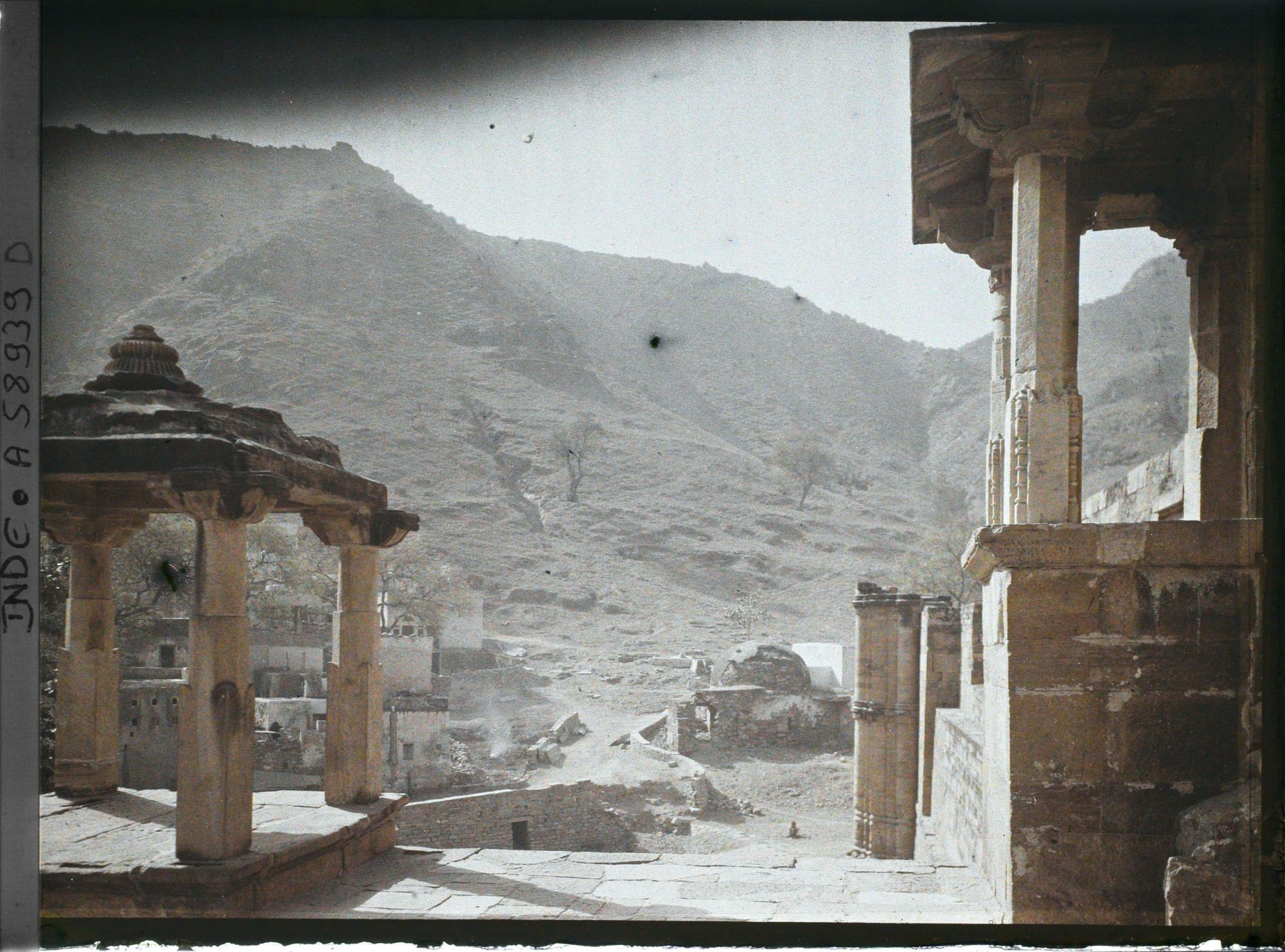 Image représentant Aux abords de la mosquée Adhai Din Ka Jhompra