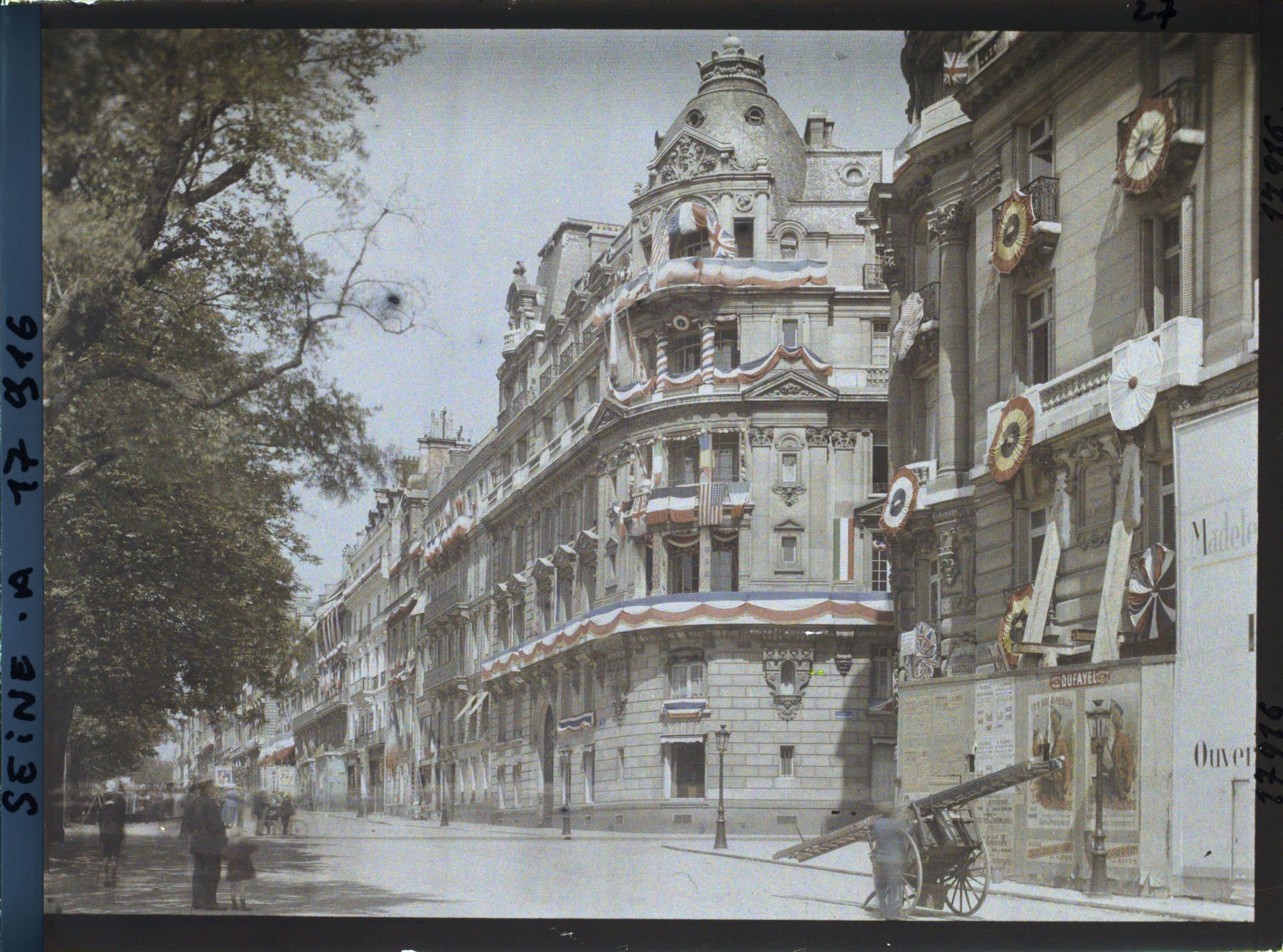Image représentant Immeuble décoré sur les Champs-Elysées, à l'angle de la rue Washington, après les fêtes de la Victoire des 13 et 14 juillet
