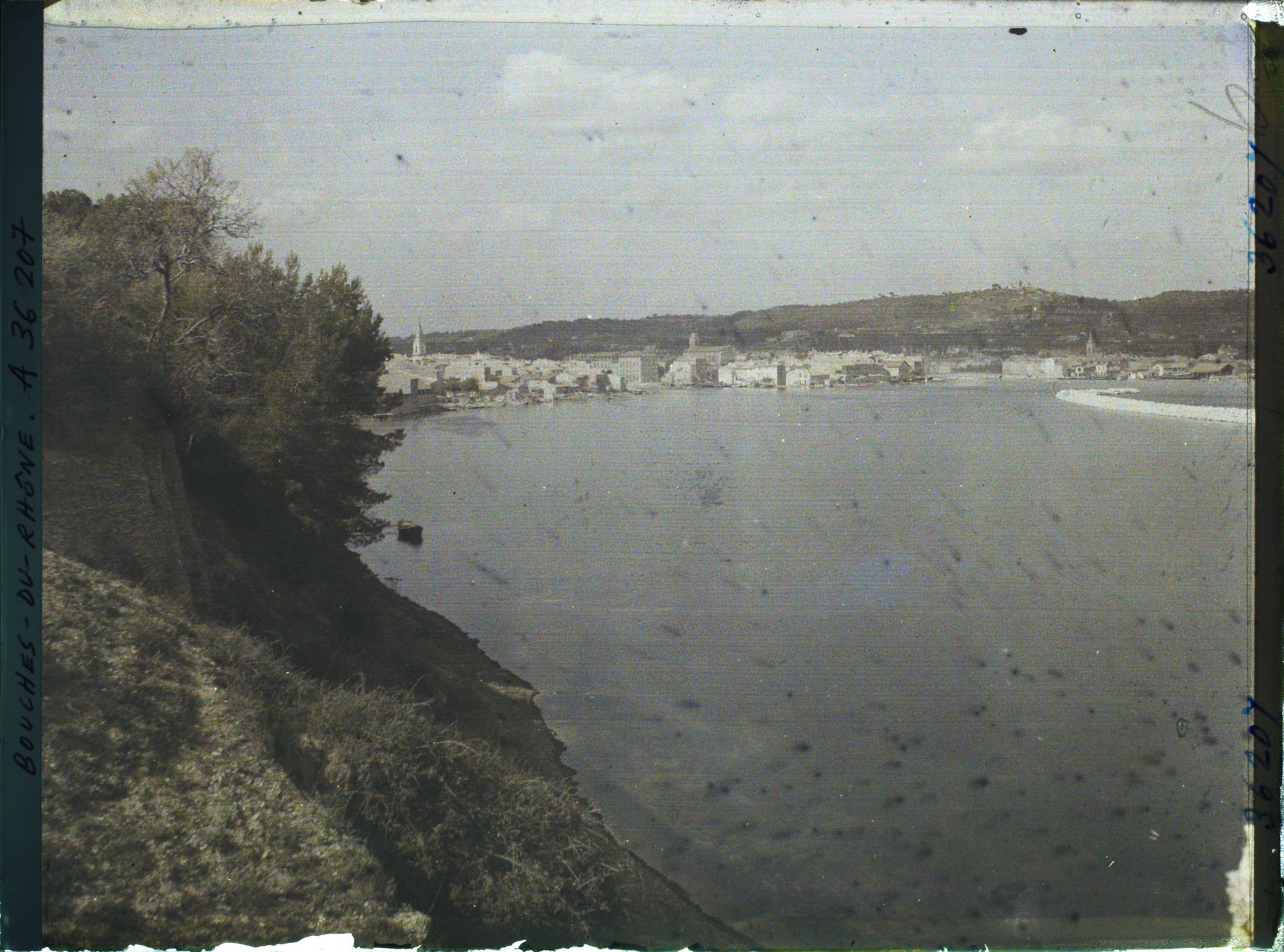 Image représentant Vue générale de la ville avec le canal de Marseille au Rhône