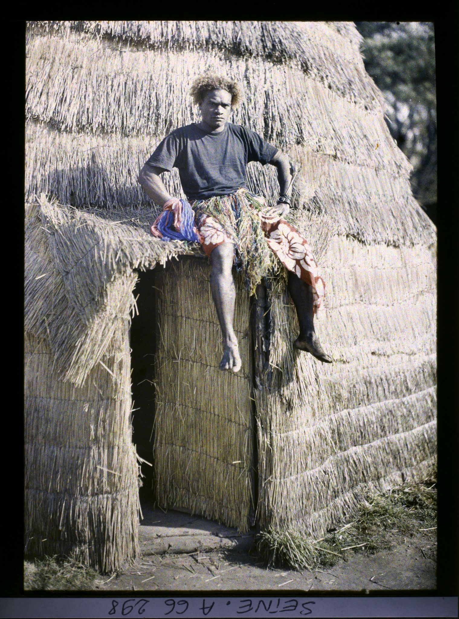 Image représentant L'Exposition Coloniale Internationale de 1931, un homme kanak sur une case