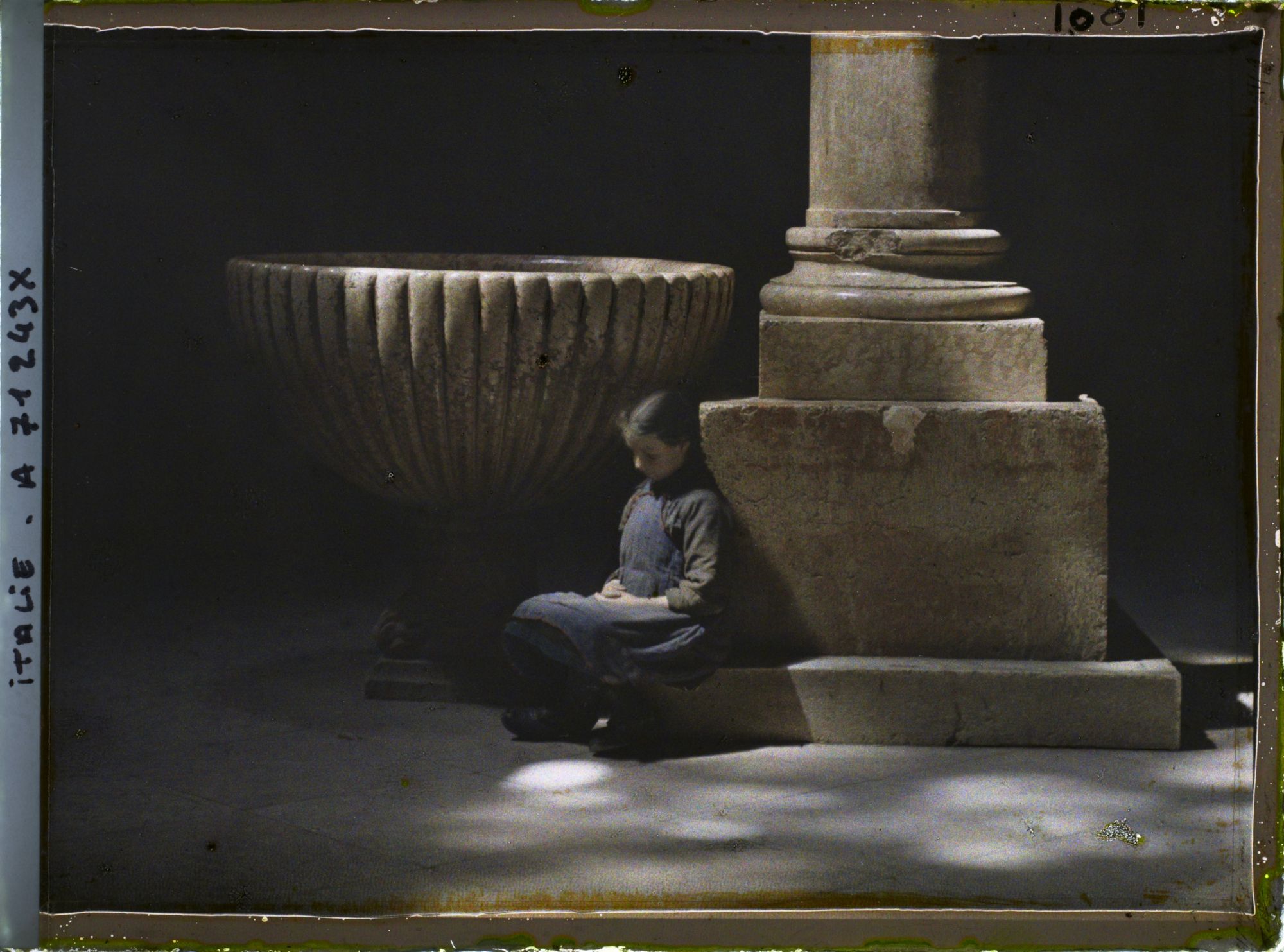 Image représentant Petite fille au pied d'une vasque de la basilique San Zeno