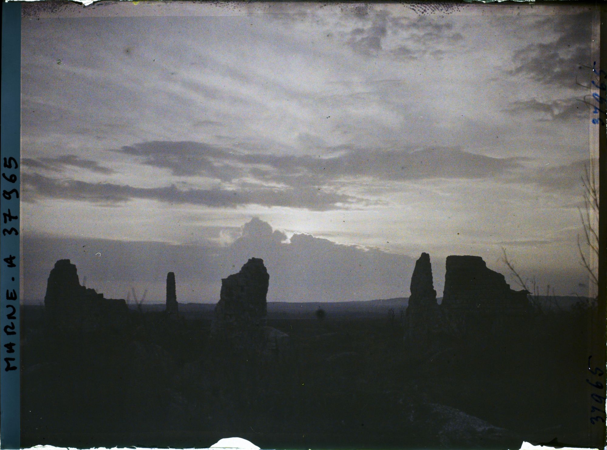 Image représentant France, Nauroy, Coucher de Soleil sur les ruines