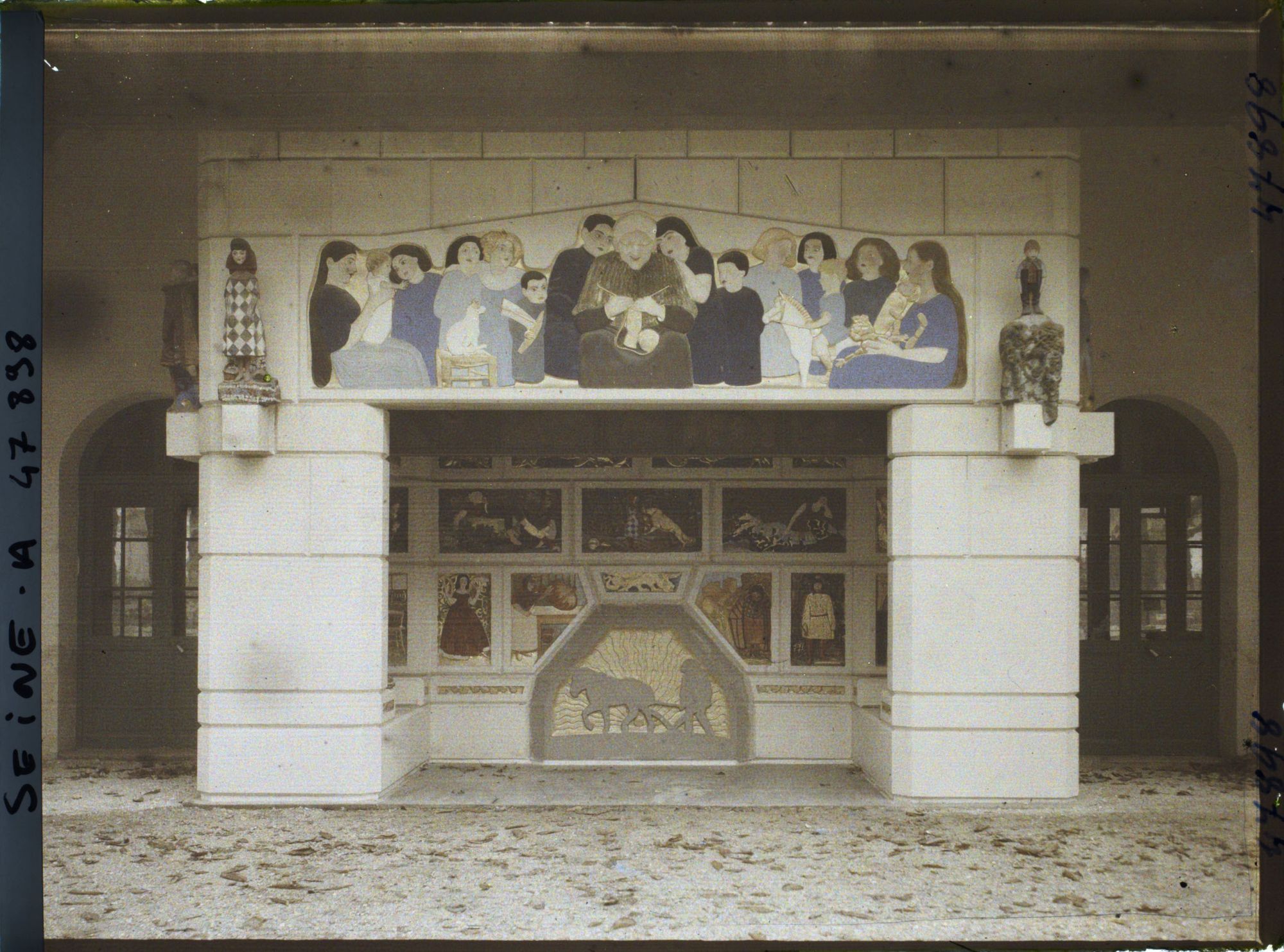 Image représentant L'Exposition des arts décoratifs, Pavillon de la Provence, sur le cours la Reine, Dans la cour du mas, cheminée de Dardé