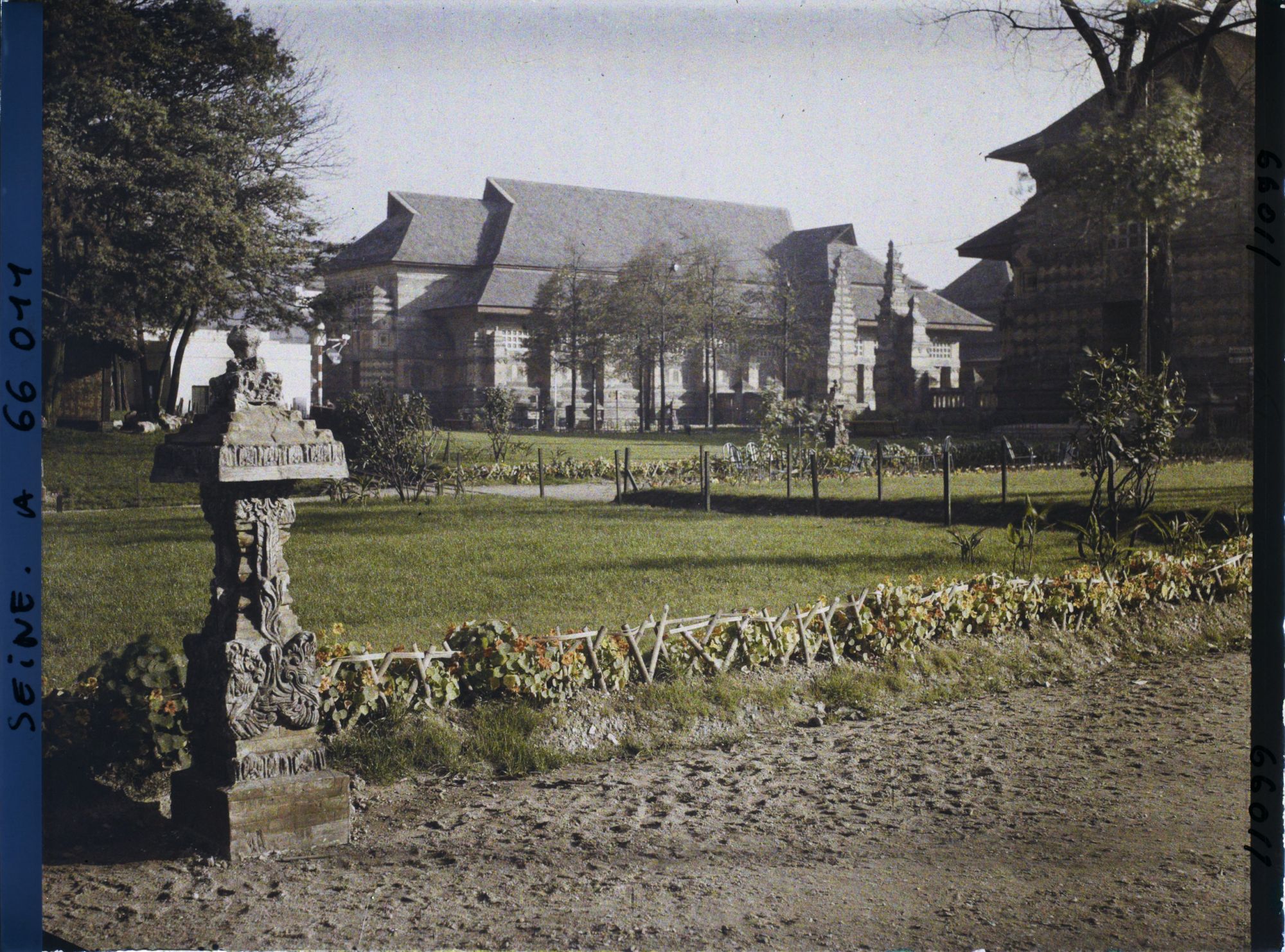 Image représentant L'Exposition Coloniale Internationale de 1931, vue vers le pavillon des Pays-Bas