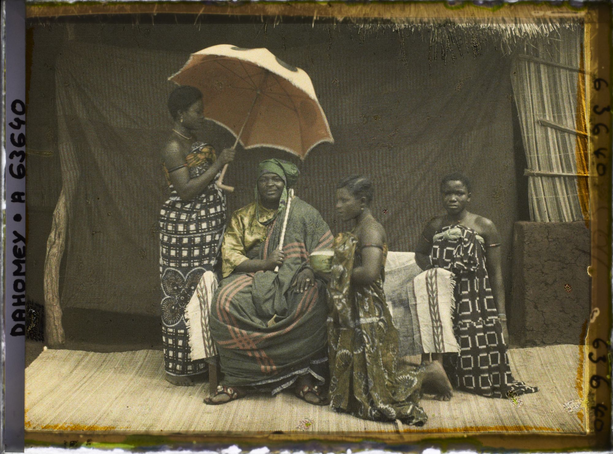 Image représentant Portrait du chef  Justin Aho entouré de ses femmes