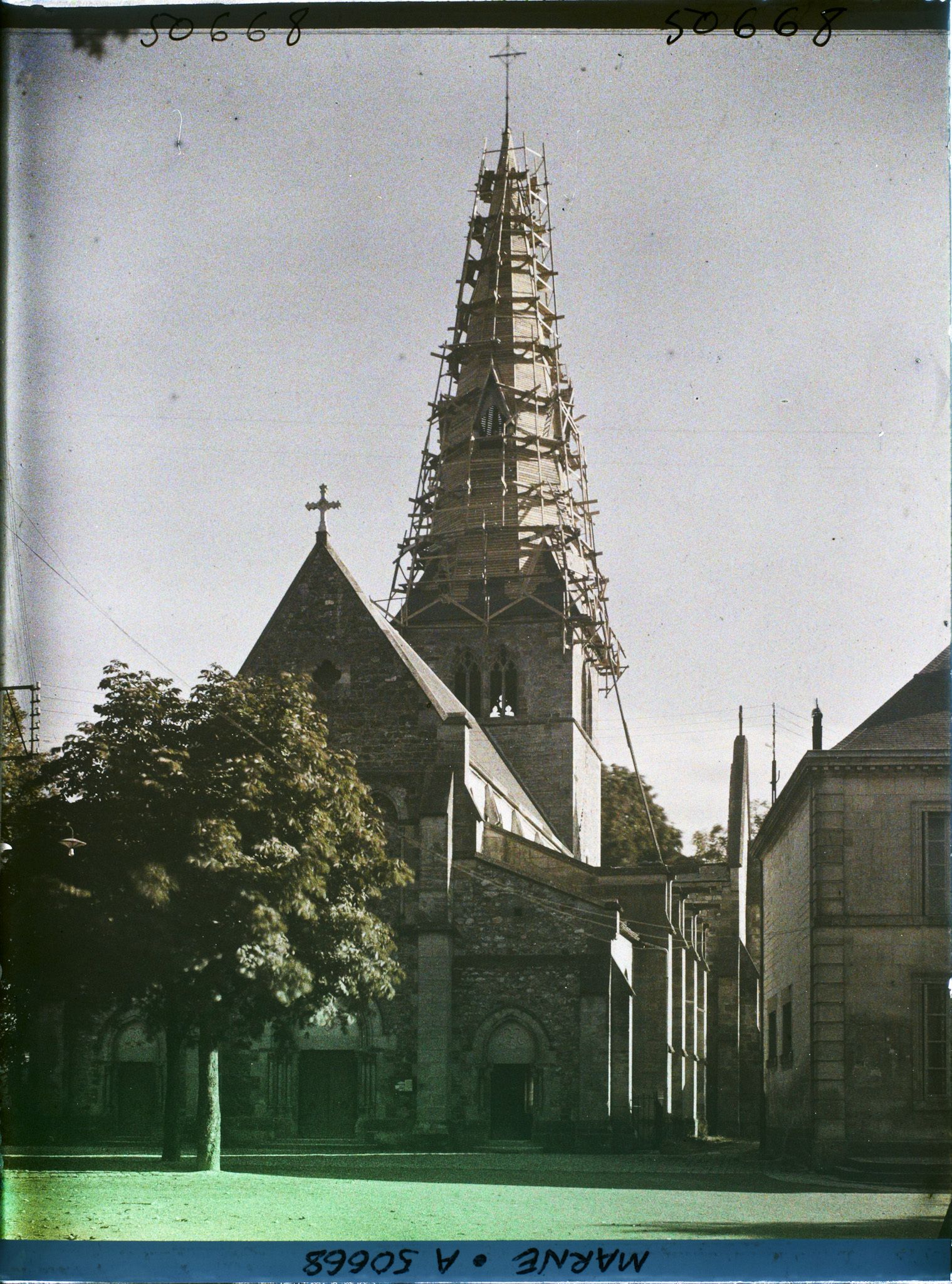 Image représentant France, Suippes, L'Eglise en reconstruction