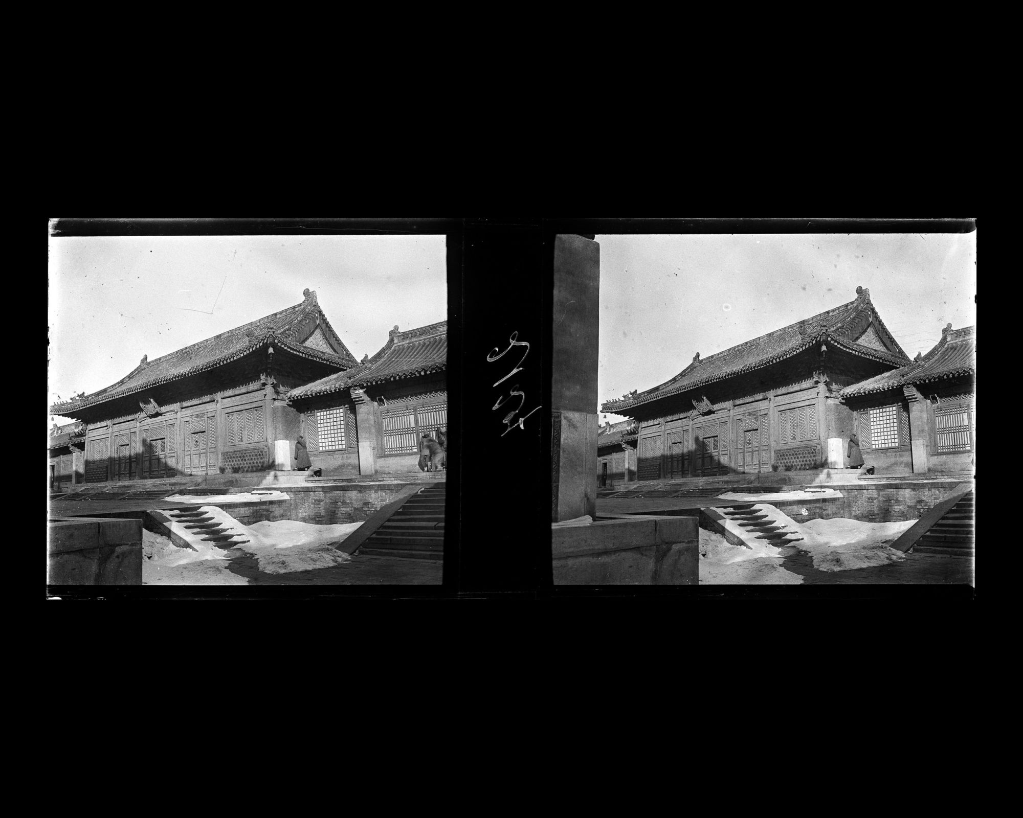 Image représentant Yonghegong ("palais de l'Harmonie et de la Concorde"). la façade sud de Yongyoudian ("pavillon de l'Éternelle Protection") situé dans la troisième cour