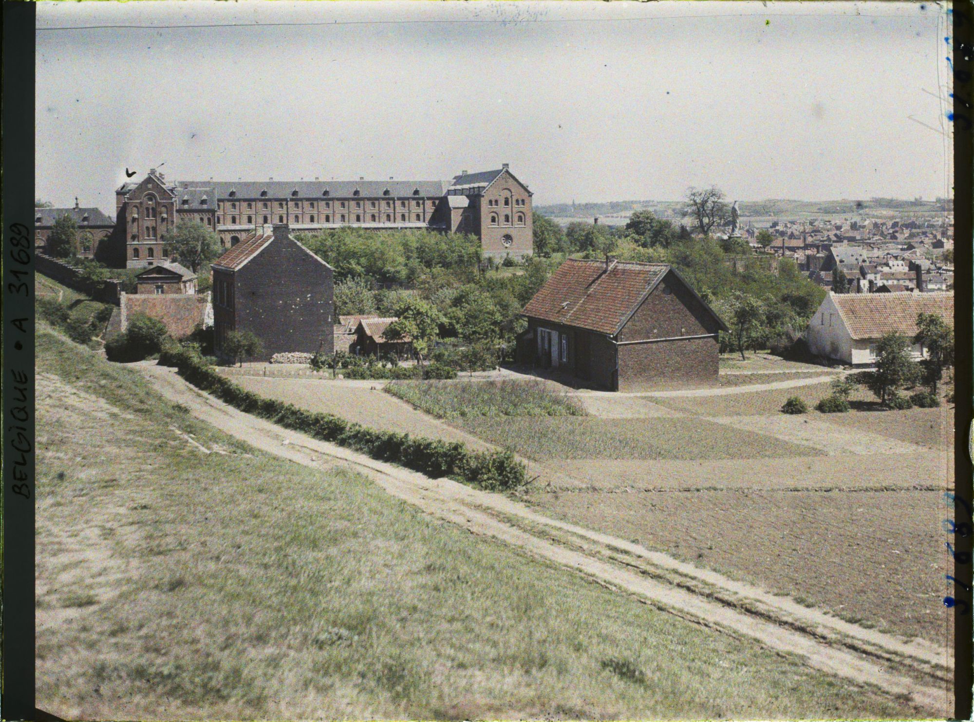 Image représentant Belgique, Louvain, Vue d'ensemble de l'Etablissement des Bénédictins du Mt César