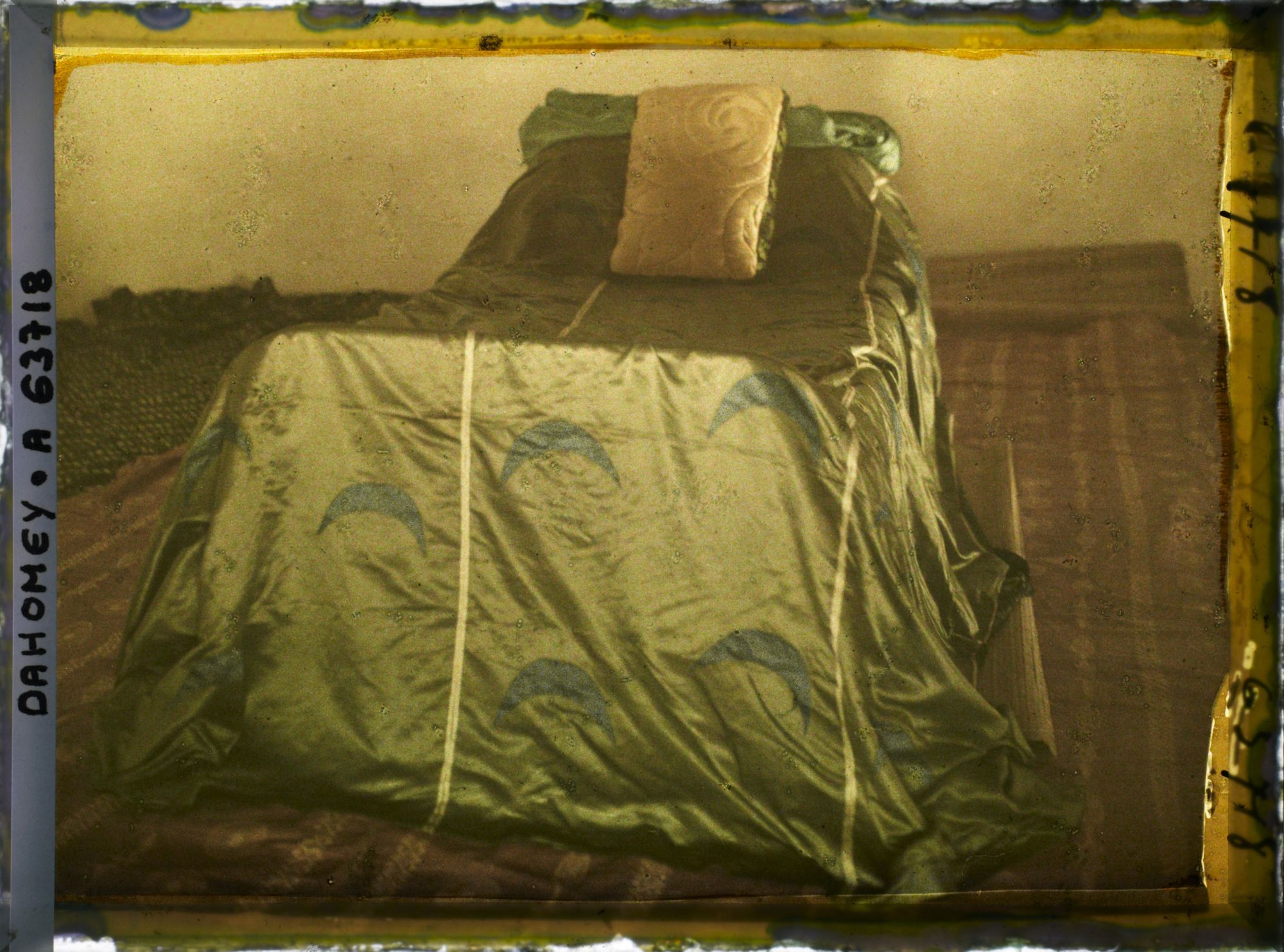 Image représentant Le lit funéraire à l'intérieur de la tombe de  null Béhanzin, palais d'Abomey