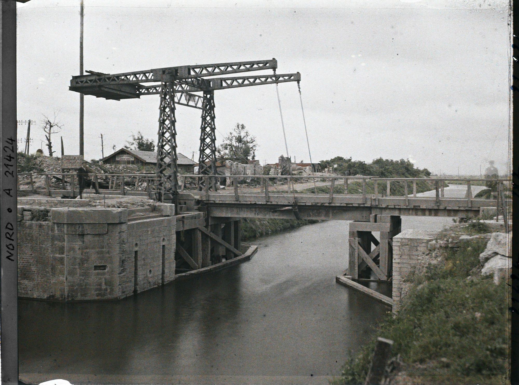 Image représentant France, La Bassée, Le Pont sur le Canal rétabli