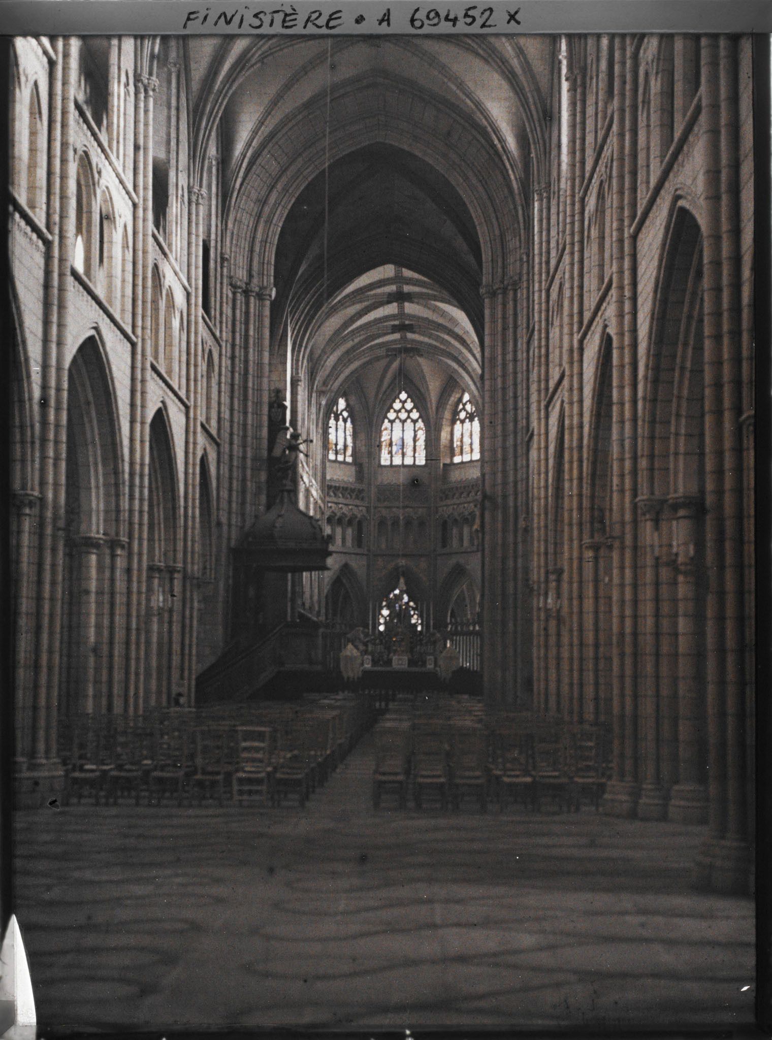 Image représentant L'intérieur de l'église, ancienne cathédrale, Saint-Paul-Aurélien
