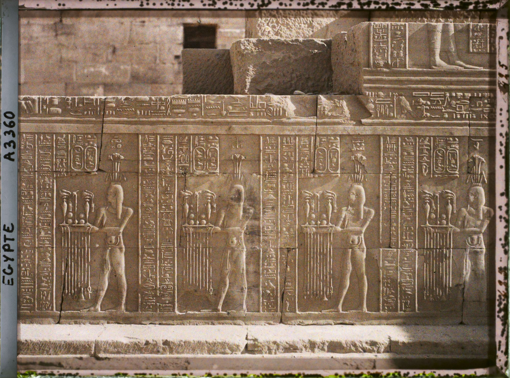 Image représentant Bas-reliefs d'un mur extérieur du temple