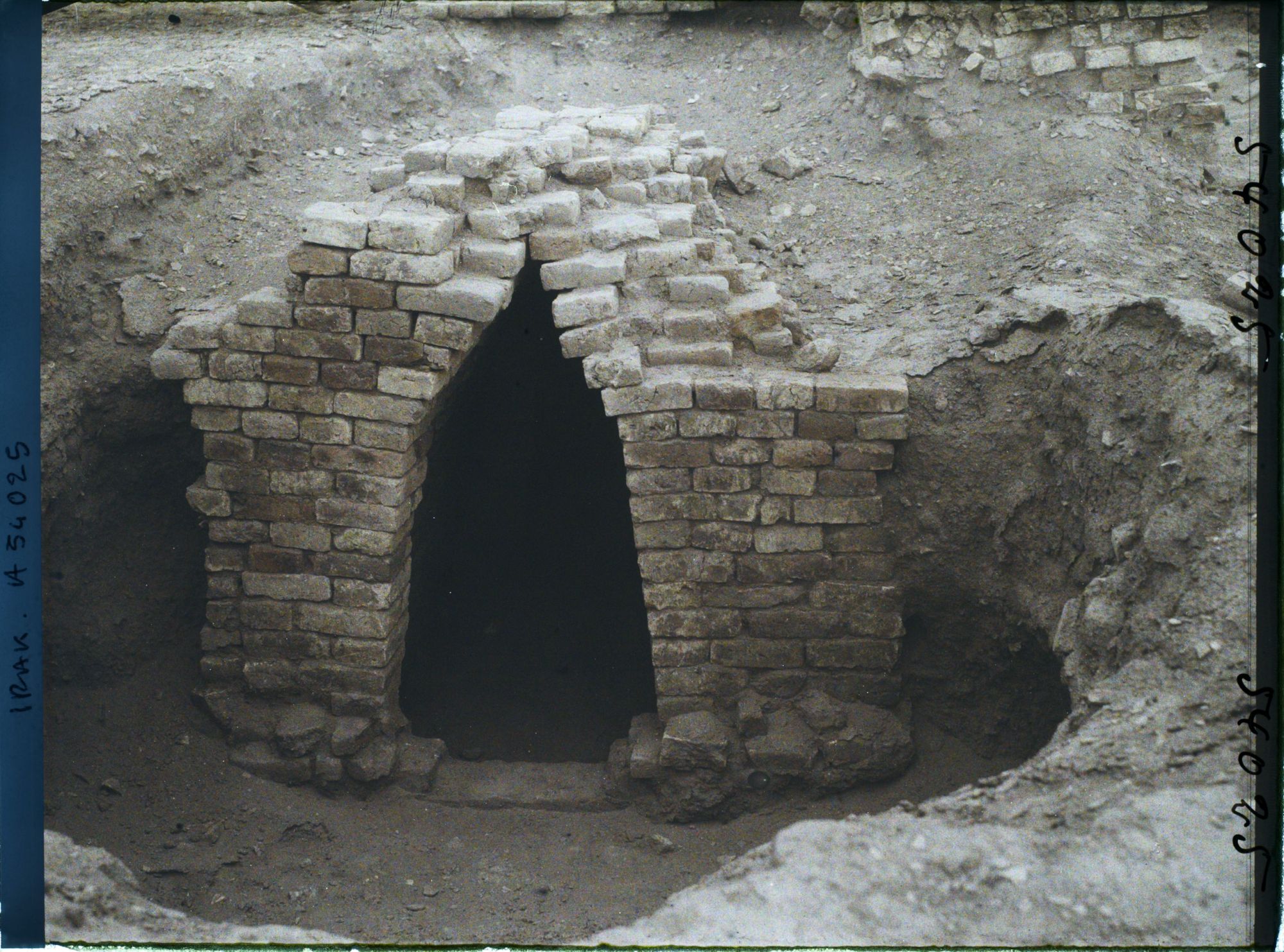 Image représentant Entrée par un escalier d'un caveau voûté en encorbellement