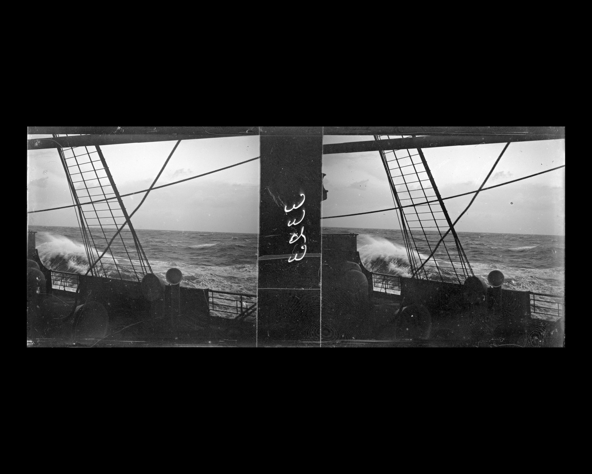 Image représentant La mer démontée vue depuis le pont du Lützow