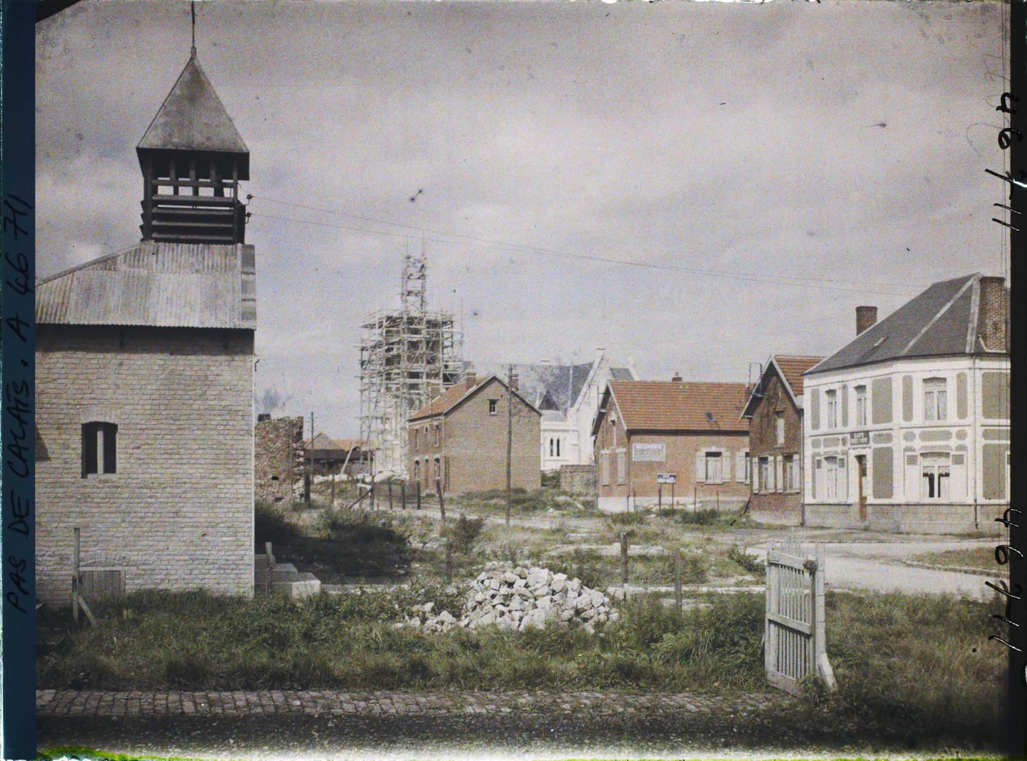 Image représentant France, Vimy, Eglise provisoire et nouvelle Eglise en Construction