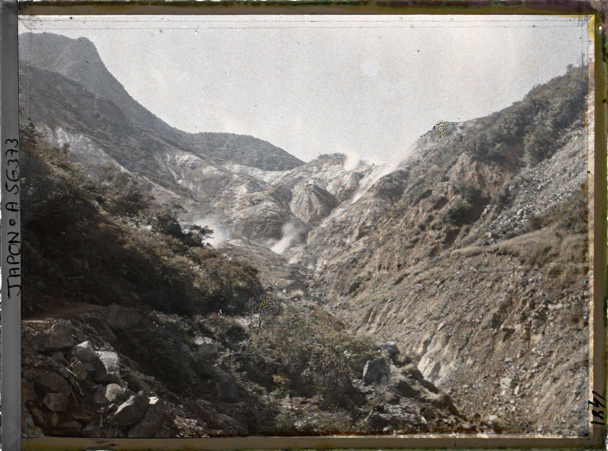 Image représentant Solfatares de la vallée d'Owakudani ("Vallée des Grandes Eaux Chaudes") ou Ojigoku ("Grand Enfer")