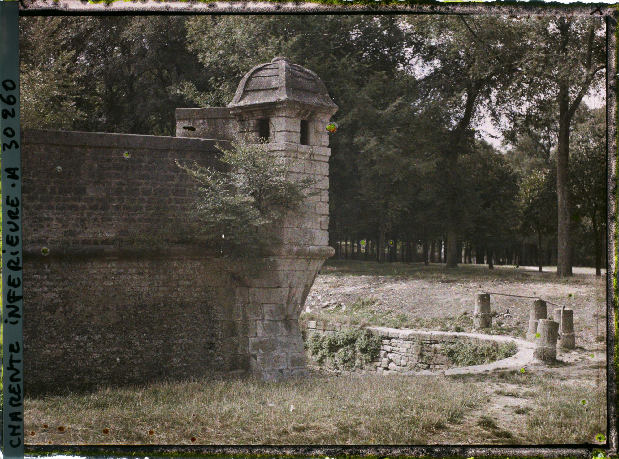 Image représentant France, Rochefort, Les anciens remparts, la lanterne Vauban