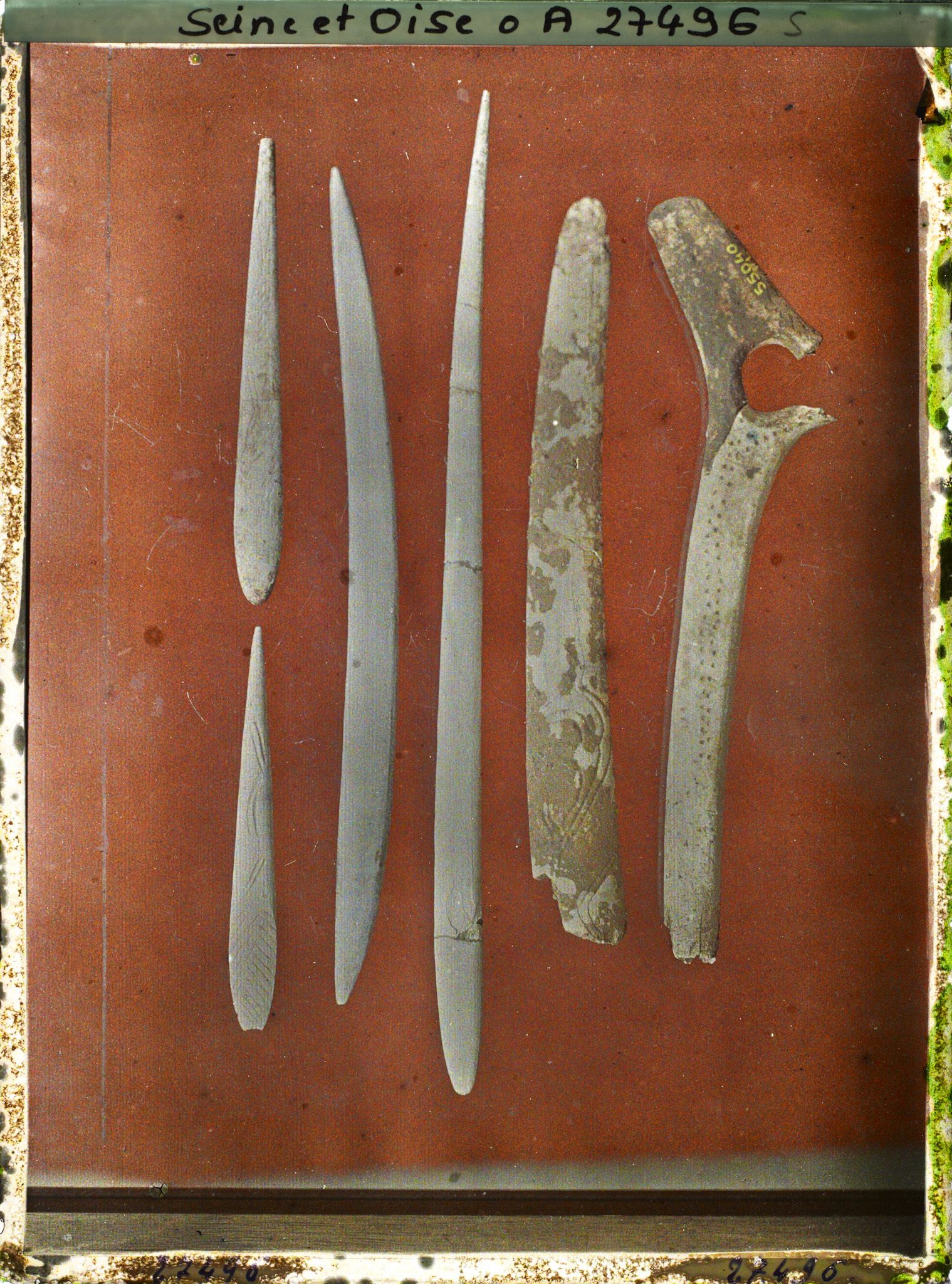 Image représentant France, St Germain-en-Laye, Musée : 1 Bton de Commt ornemts pointillés (55040) 1 Pointe polissoir avec Gravure de pat; de Renne 55008, grande pointe de lance, blanche 55011, autre pointe 55009 ; pointe de lance ornée 55020. Pte de lance avec tête de bouquetin 55023 (grotte de Placard)