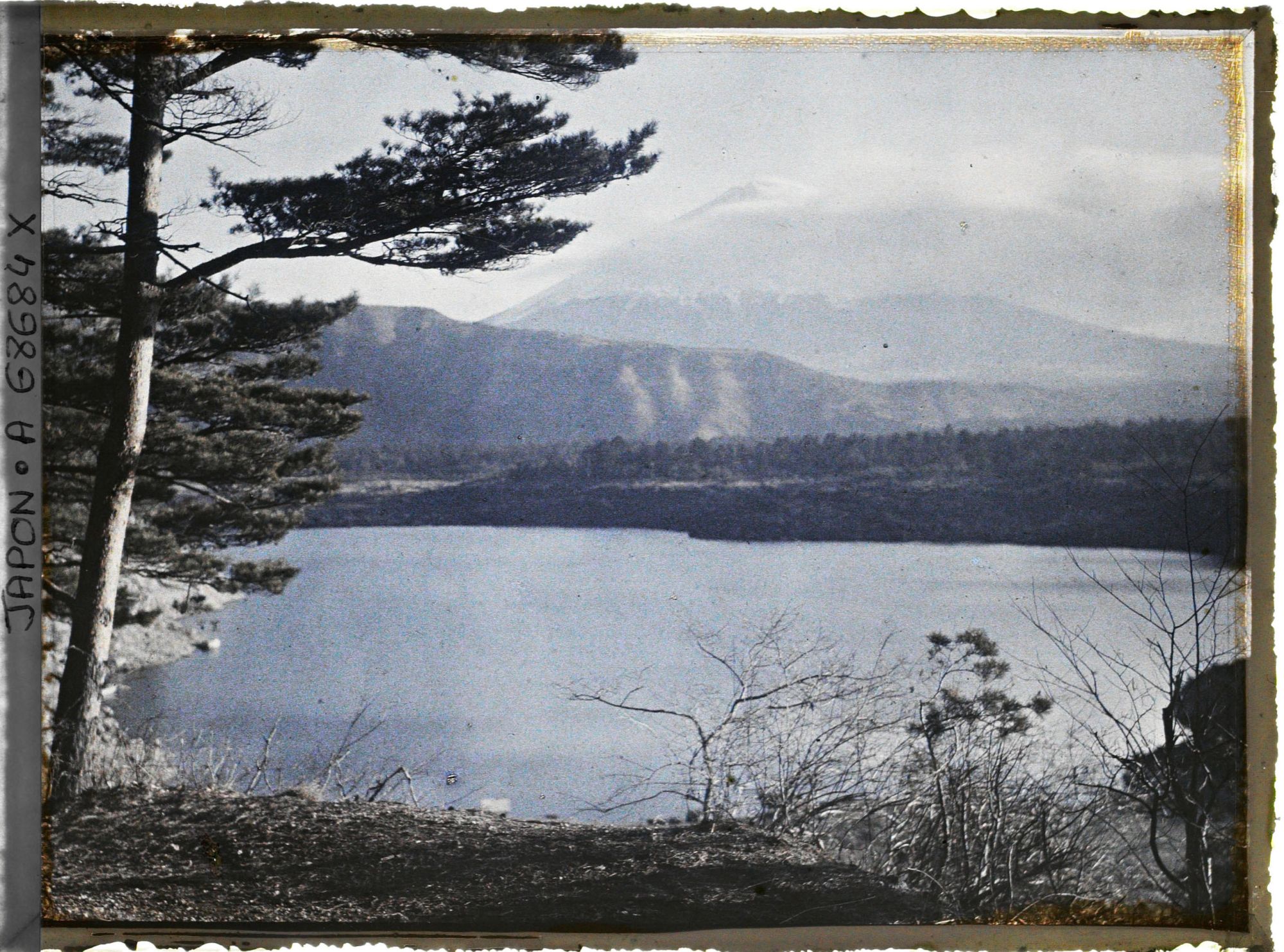 Image représentant Le Sai-ko (lac de l'Ouest) et, au fond, le Mont Fuji