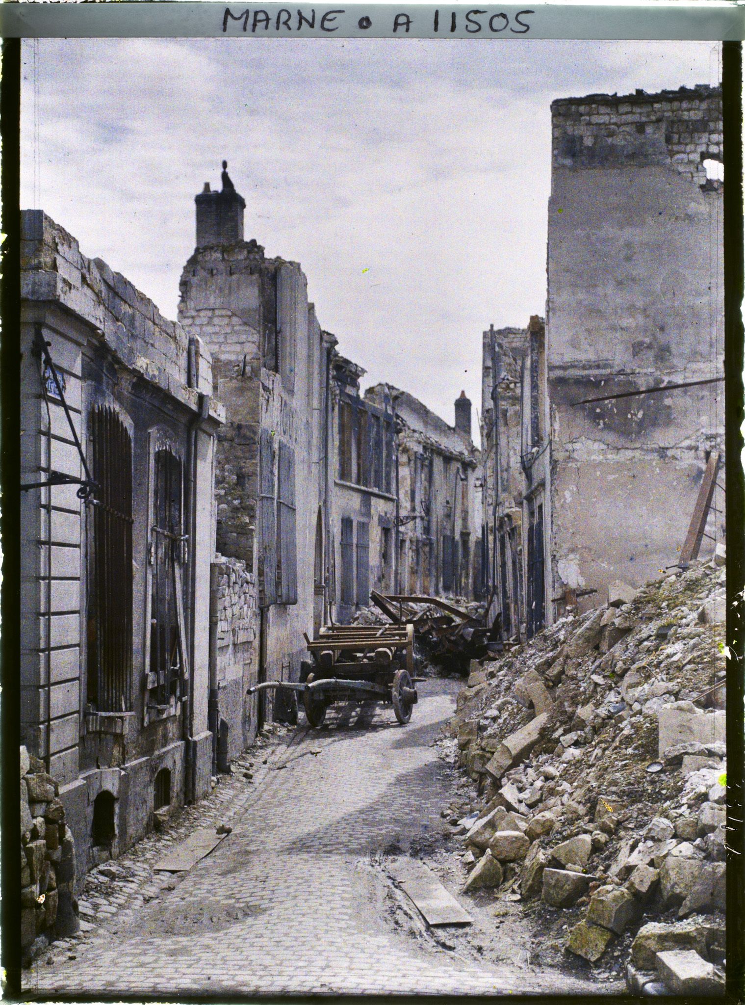 Image représentant La rue de la Grue encombrée de gravats