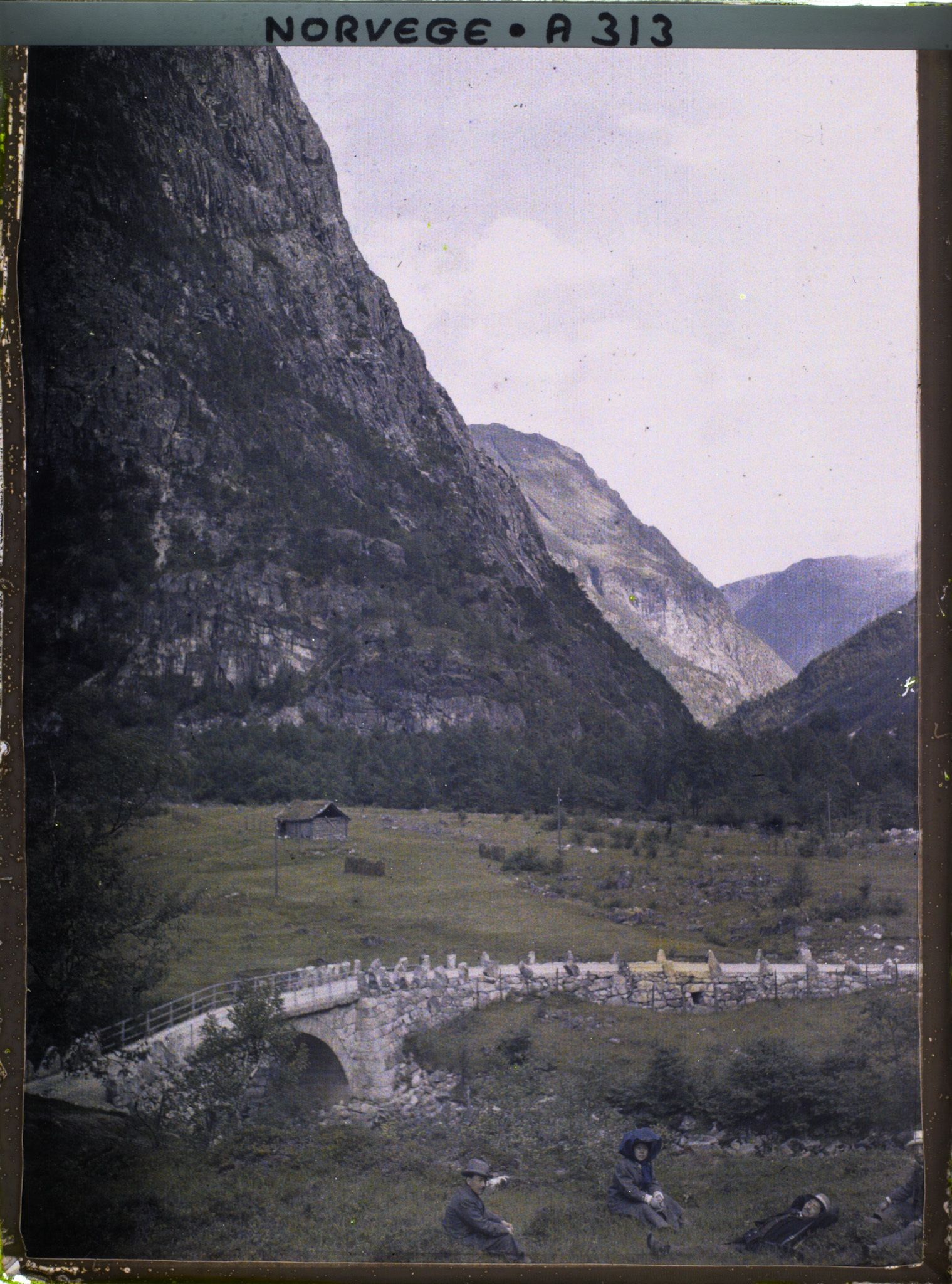 Image représentant La famille Motono (?) assise dans la montagne