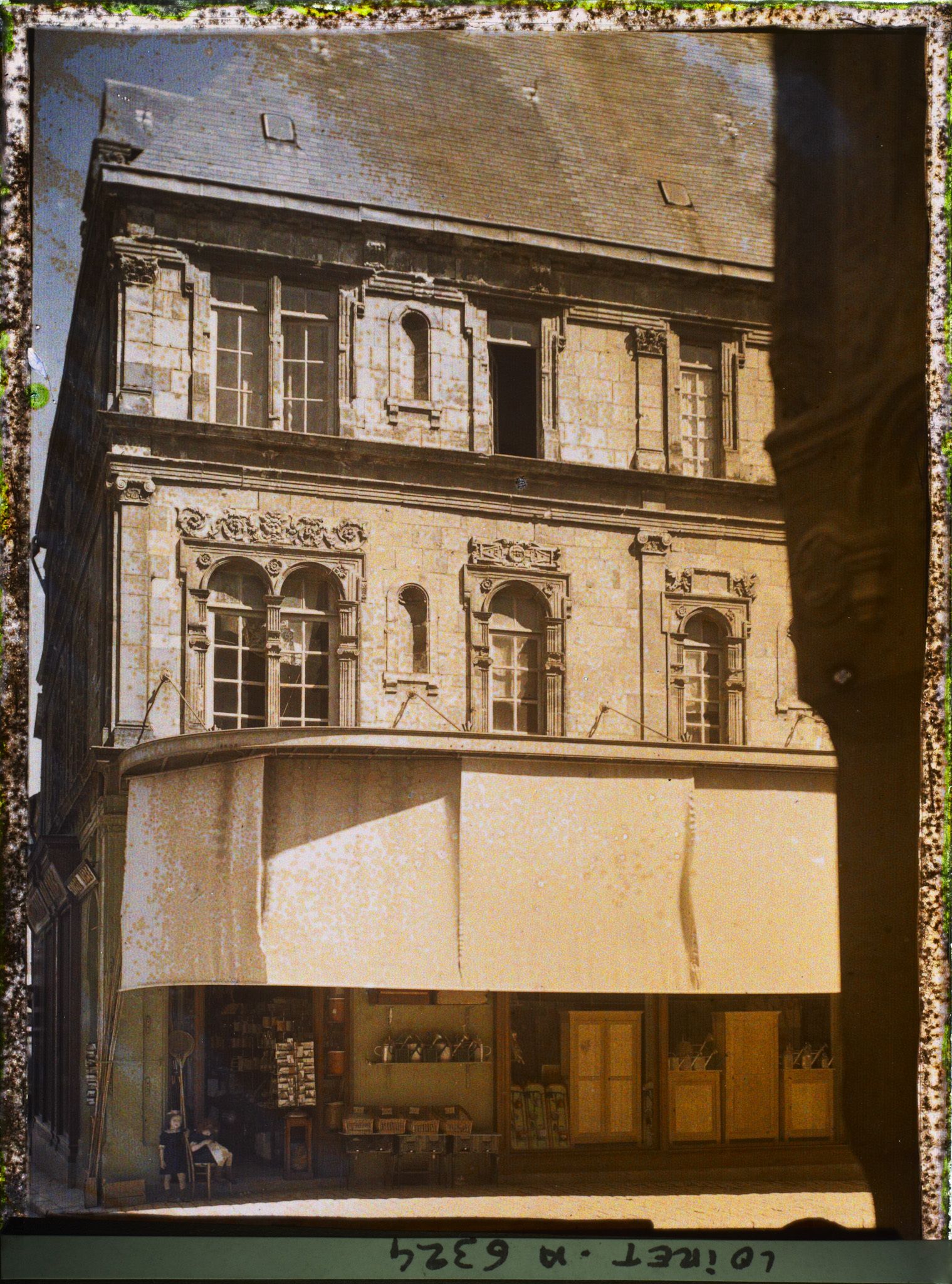 Image représentant Les magasins des Nouvelles Galeries, dans un hôtel d'époque Renaissance, rue du Pont