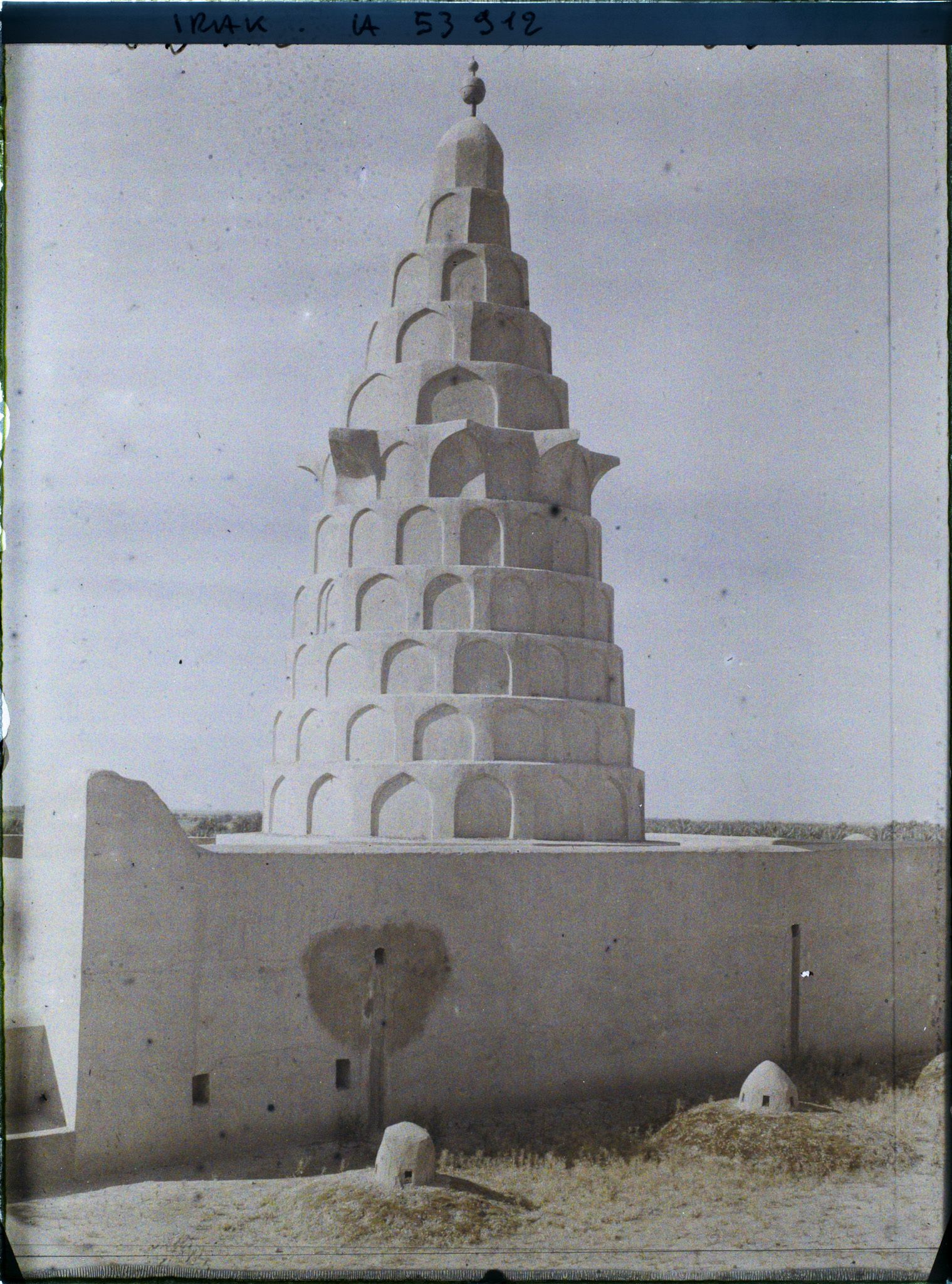 Image représentant Extérieur du tombeau -supposé d'Ezéchiel- (prophète juif du VIe siècle avant J.-C.)