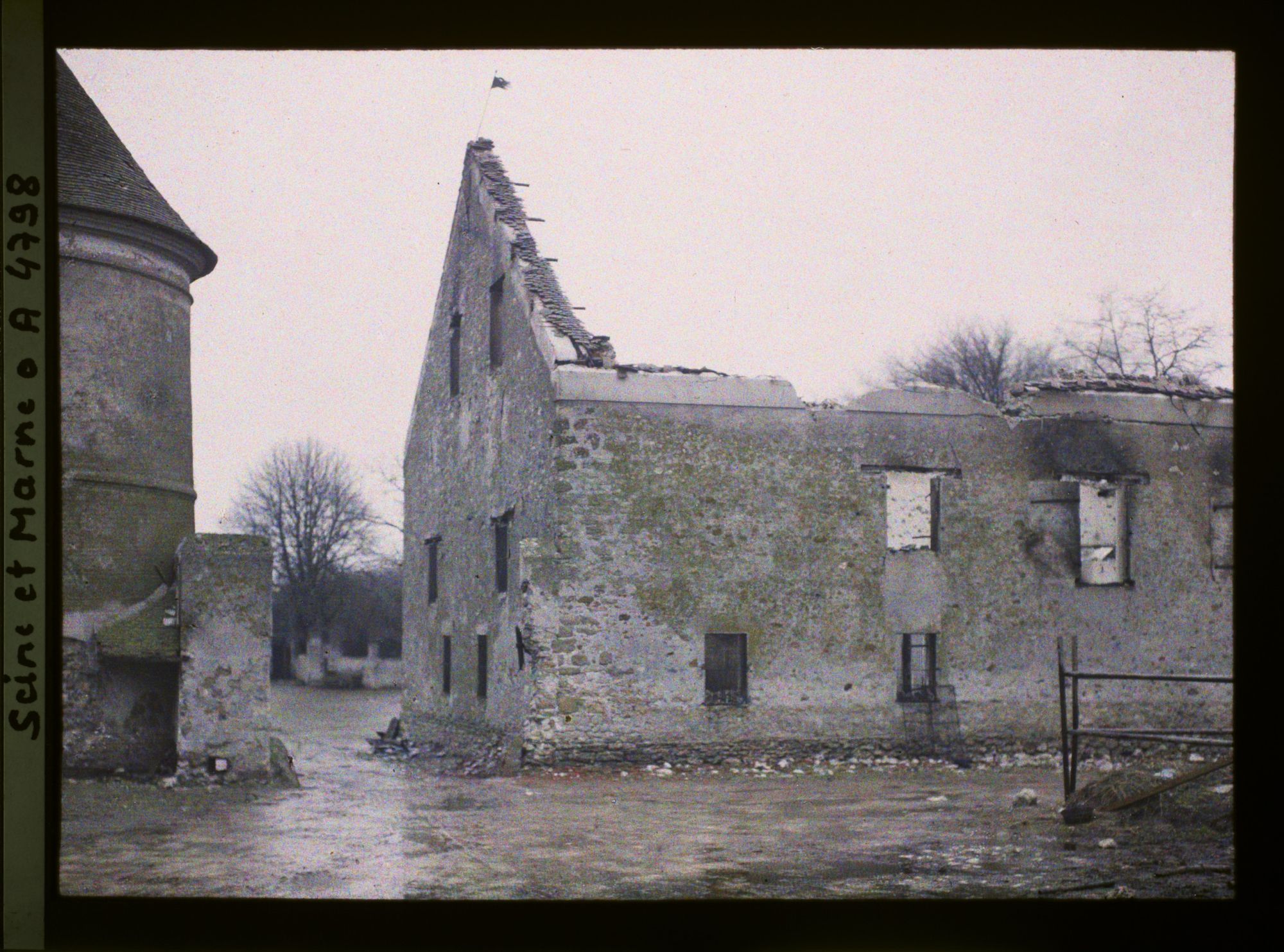 Image représentant France, Neufmontiers, La moitié de la tour du Colombier à g. et la gde cheminée de la machine à battre