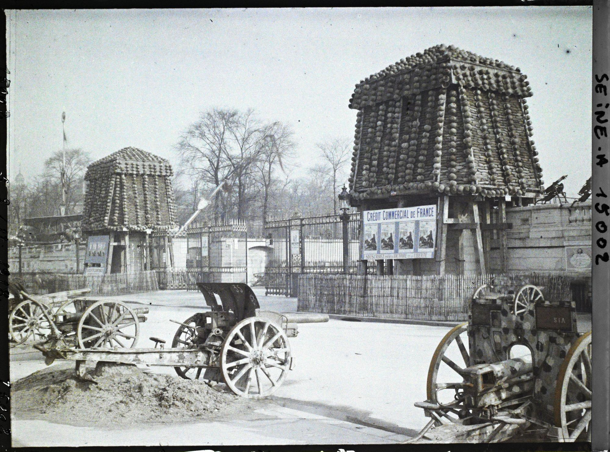 Image représentant Canons pris aux Allemands exposés place de la Concorde, Chevaux de Marly protégés contre les bombardements à l'entrée de jardin des Tuileries, Affiches pour l'emprunt national