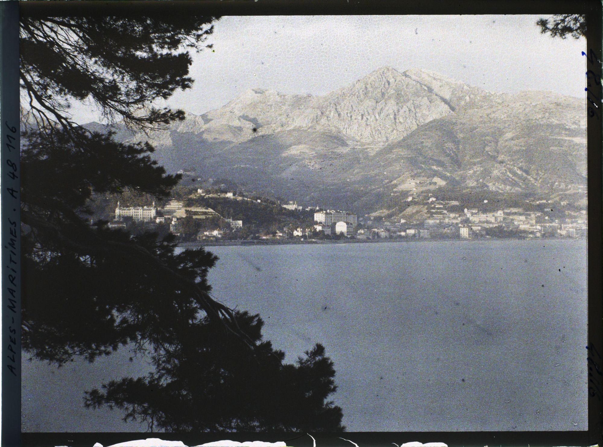 Image représentant Vue sur les abords de Menton et son arrière-pays, dans la lumière du soir