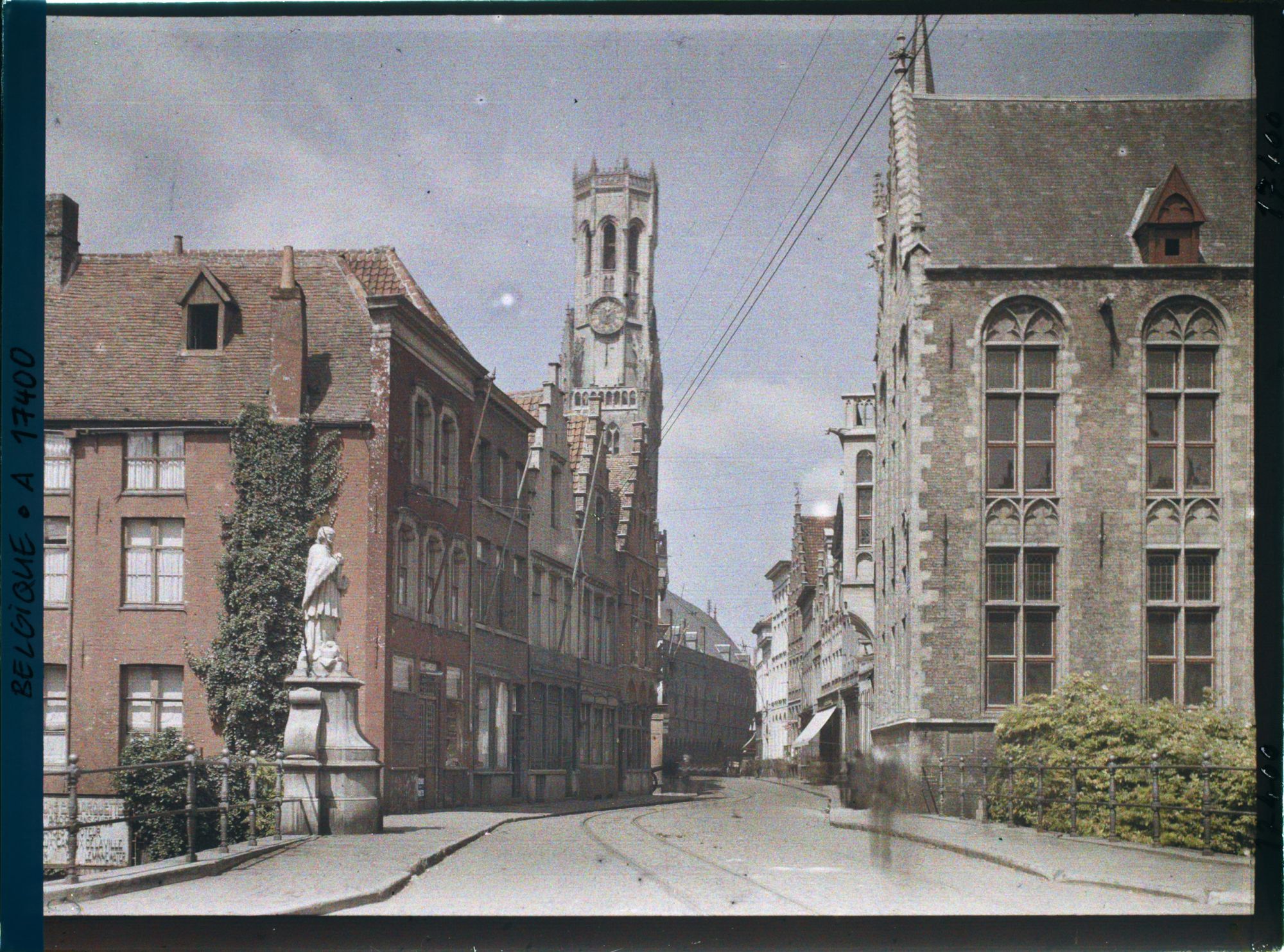 Image représentant Belgique, Bruges, La Rue des Laines et le Beffroi